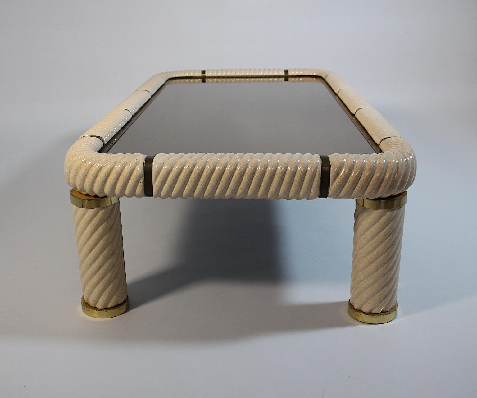 Table de canapé en céramique et laiton blanc crème de style Hollywood Regency Tommaso Barbi Italie Bon état - En vente à Vienna, AT