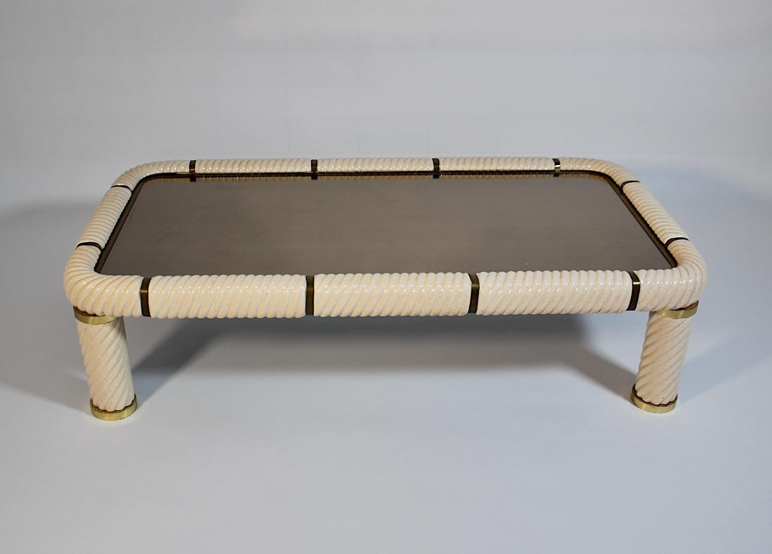 Table de canapé en céramique et laiton blanc crème de style Hollywood Regency Tommaso Barbi Italie en vente 2