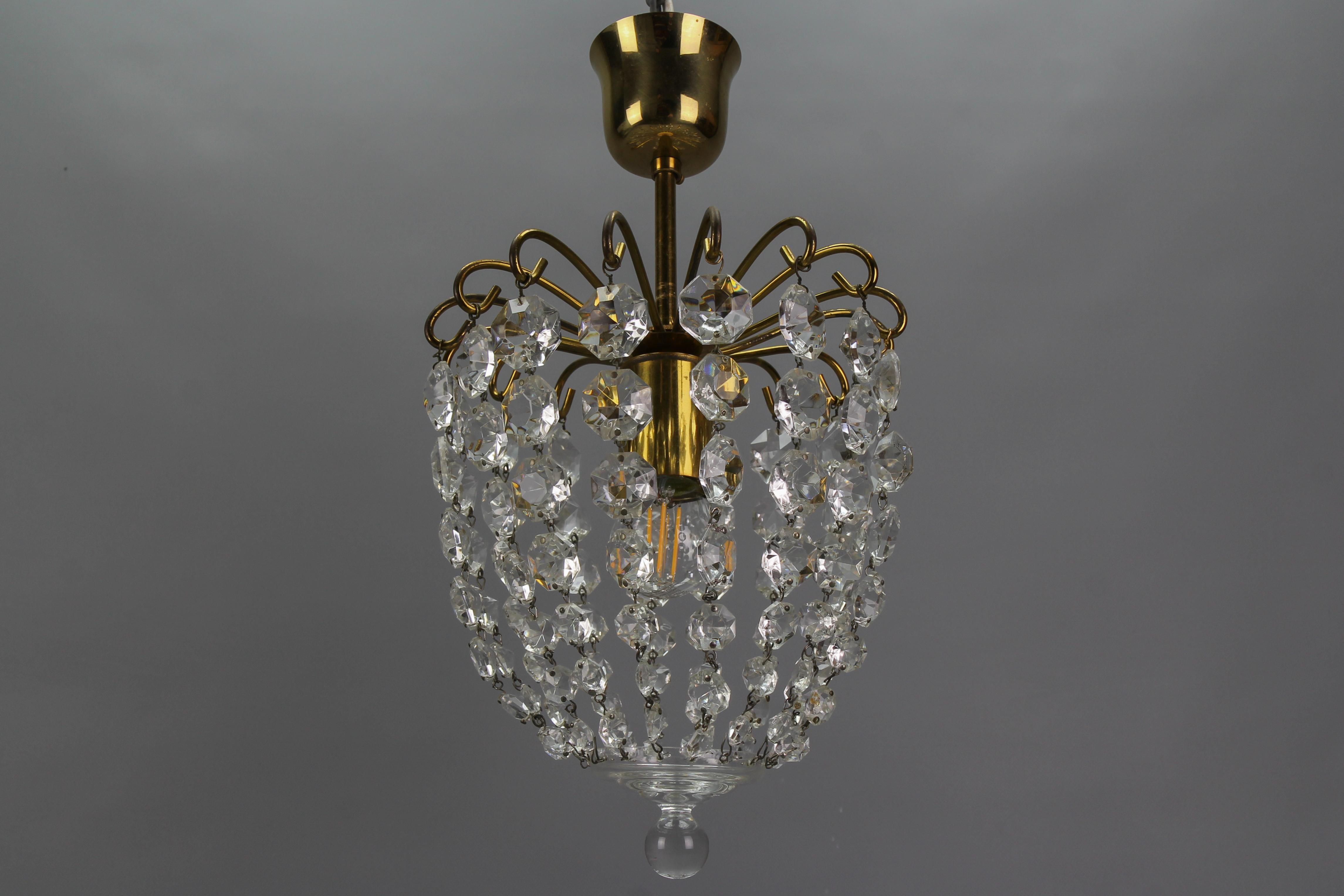 Crystal glass and brass ceiling light from circa the 1970s, Germany.
Adorable and compact basket-shaped single-light pendant chandelier attributed to Palwa (Palme & Walter).
One socket for E27 (E26) size light bulb.
Dimensions: height: 33 cm / 13