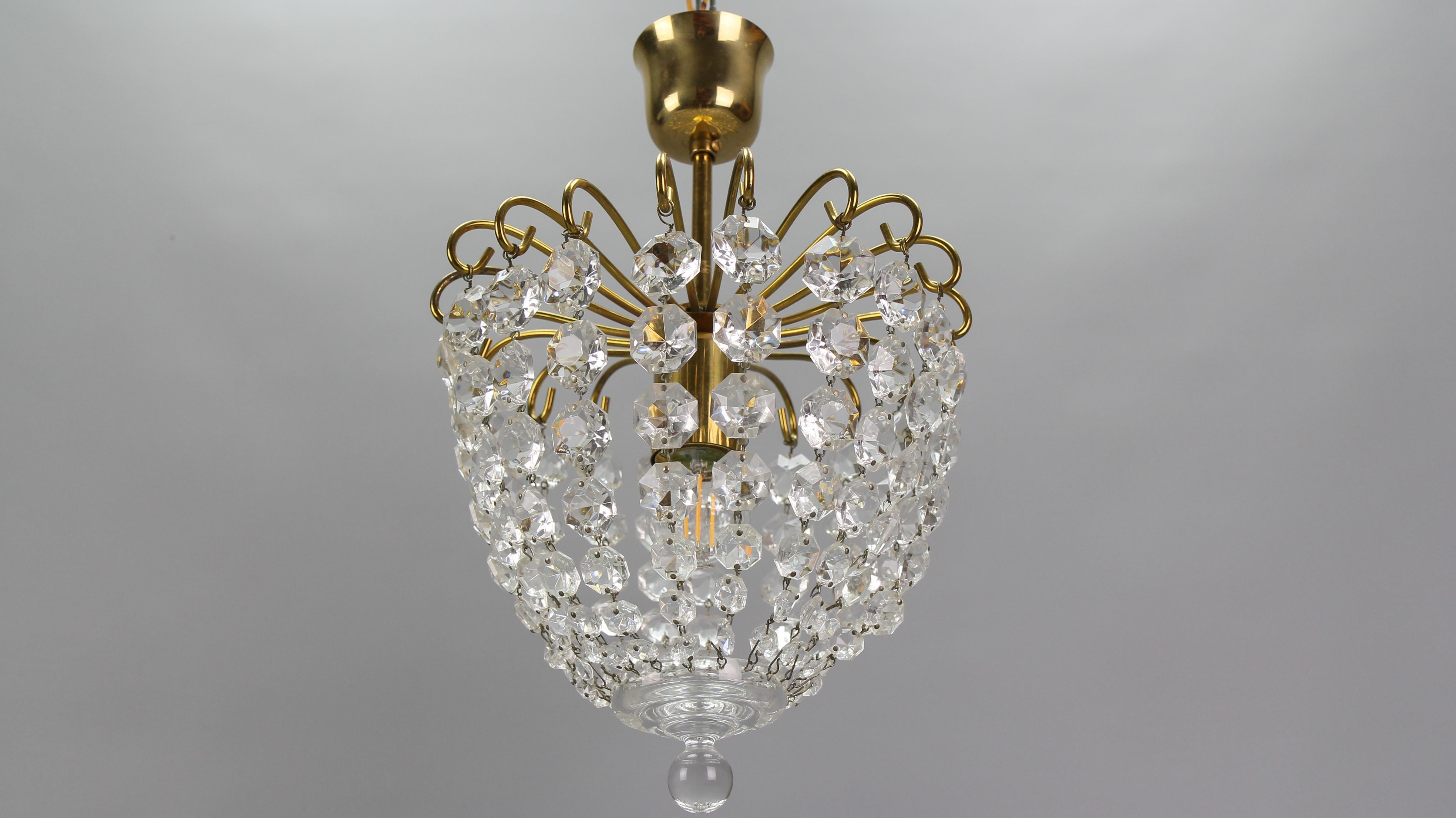 Crystal glass and brass ceiling light from circa the 1970s, Germany.
Adorable and compact basket-shaped single-light pendant chandelier attributed to Palwa (Palme & Walter).
One socket for E27 (E26) size light bulb.
Dimensions: height: 34 cm / 13.38