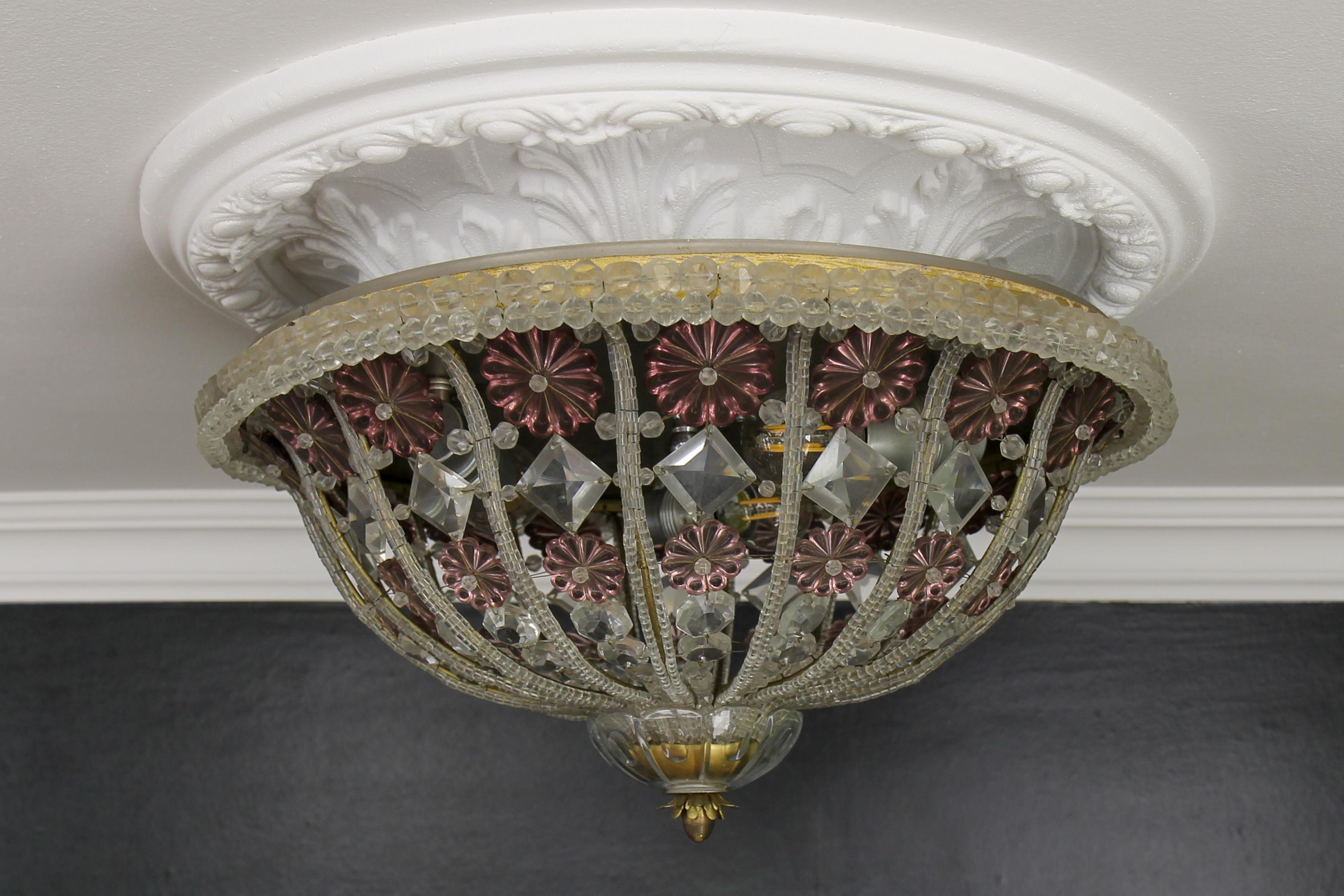 Lámpara empotrada o de pared con flor de cristal estilo Hollywood Regency, Francia, ca. 1950, atribuida a Maison Baguès.
Esta glamurosa lámpara de techo de estilo Hollywood Regency de los años 50 presenta un marco de metal, aluminio y latón de color