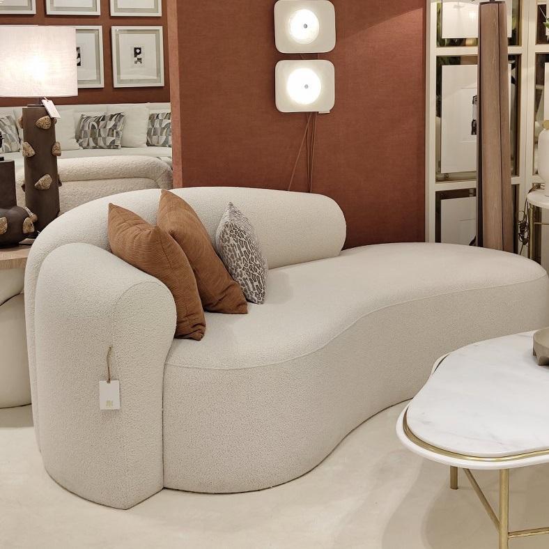 Portugais Chaise longue incurvée de style Hollywood Regency avec canaux verticaux profonds en vente