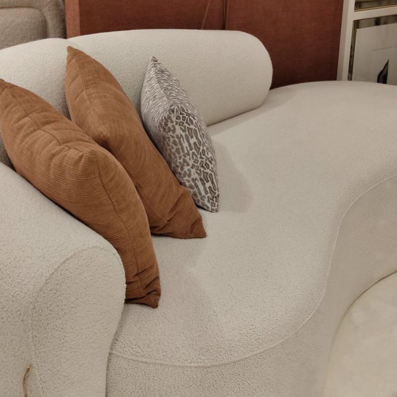 Fait main Chaise longue incurvée de style Hollywood Regency avec canaux verticaux profonds en vente
