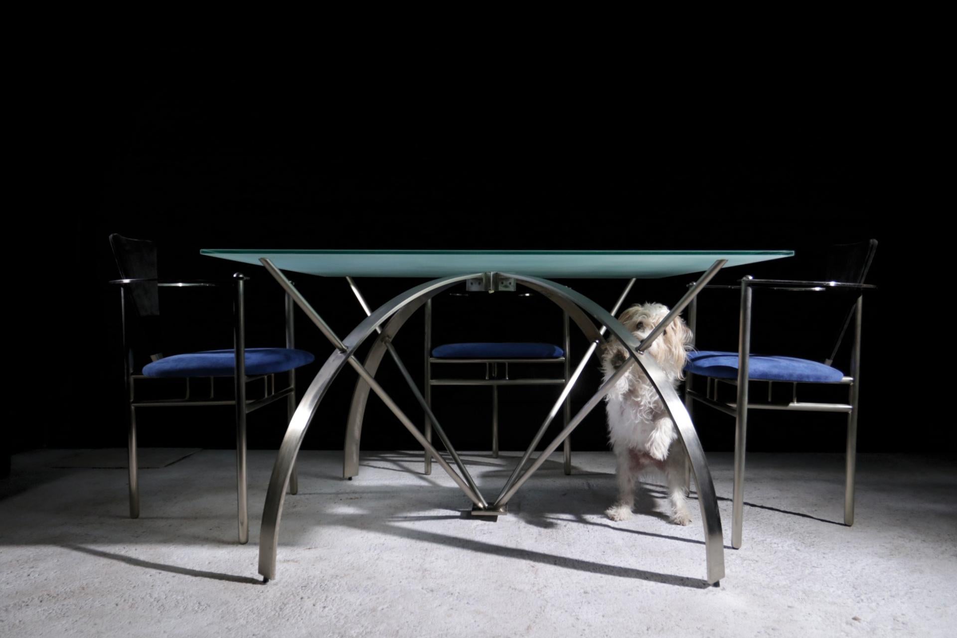 Rare table de salle à manger conçue par Belgo Chrom dans les années 1980.
Plateau poncé et structure en acier brossé.