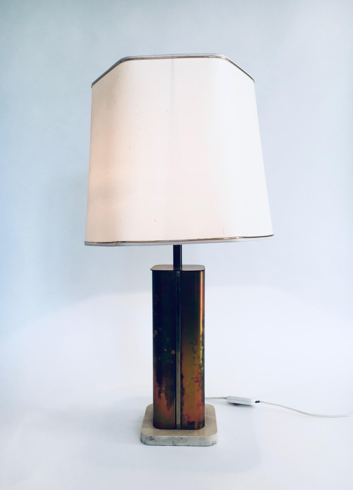 Vintage Hollywood Regency Style Postmodern Design Tischlampe von Fedam, hergestellt in den Niederlanden in den 1970er Jahren. Diese Tischlampe ist aus Messing, oxidiertem Messing und Travertinmarmor mit einem sechseckigen Lampenschirm gefertigt. Der