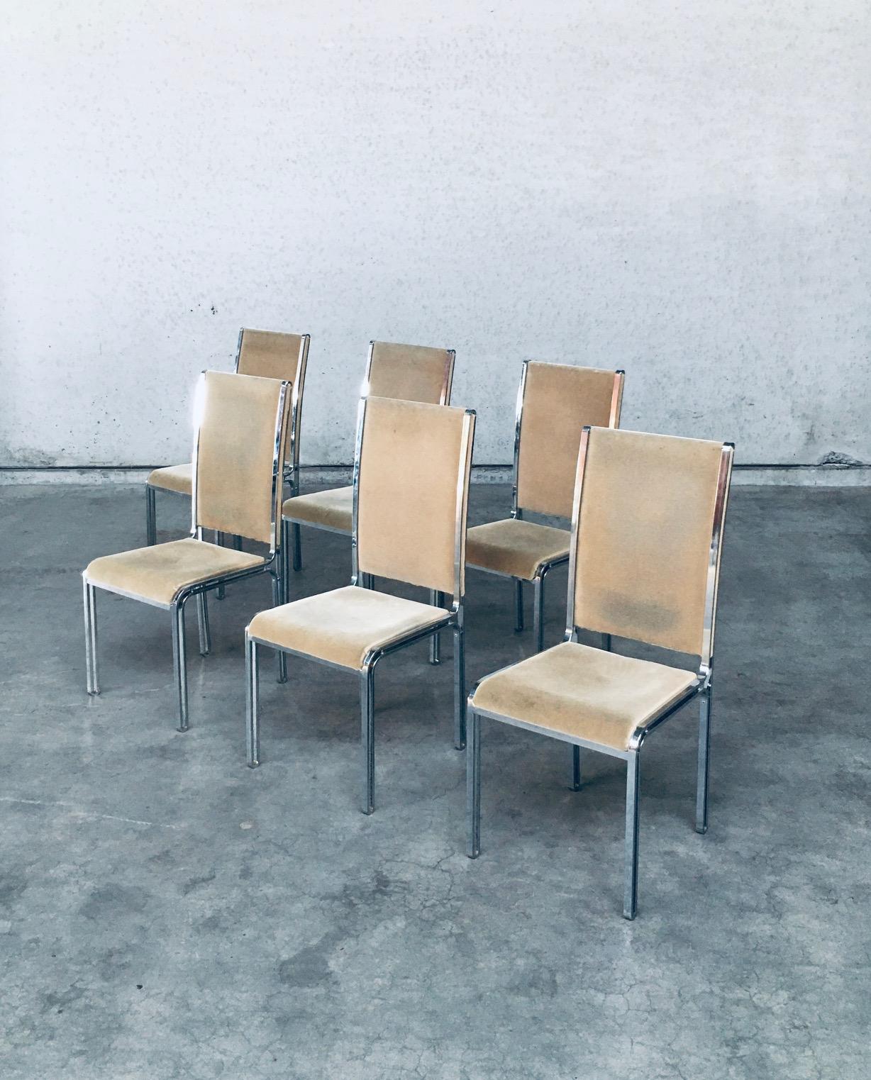 Ensemble de chaises de salle à manger Vintage Midcentury Hollywood Regency Style Design par Romeo Rega. Fabriqué en Italie, période des années 1970. Design/One à la manière de Willy Rizzo. Ensemble de 6 chaises avec base en métal chromé et