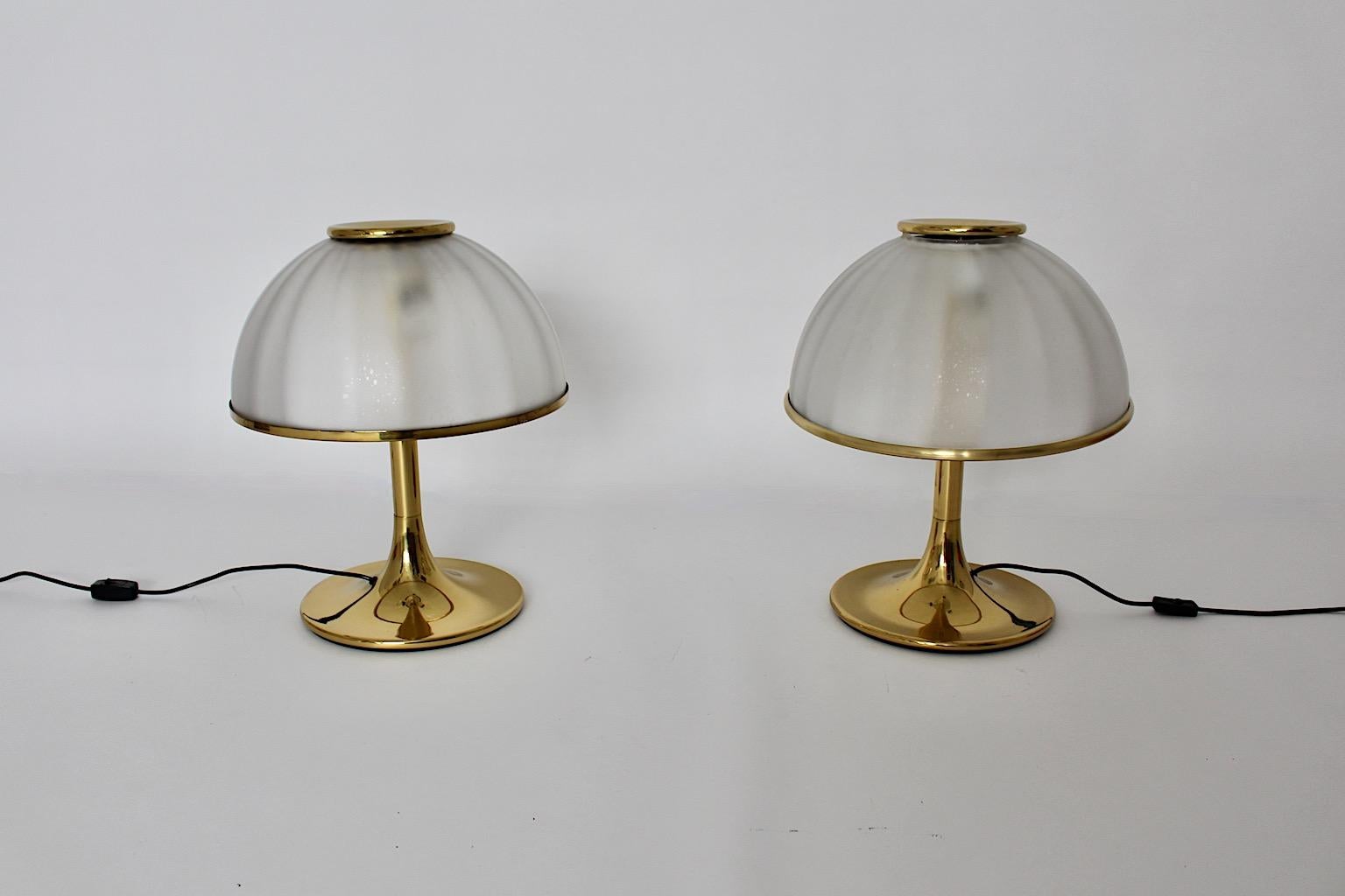 Hollywood Regency Style Gabriella Crespi Style vintage pair of glass brass mushroom like table lamps 1970s Italy.
A beautiful and extraordinary duo or pair of table lamps from brass and iridescent glass with nice air bubbles rounded with a brass