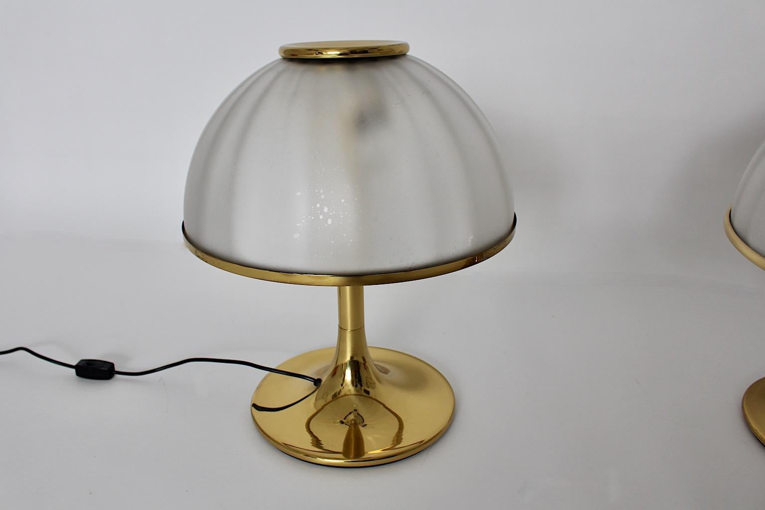 Hollywood Regency Style Duo Pair Brass Glass Table Lamps Italy 1970s In Good Condition For Sale In Vienna, AT