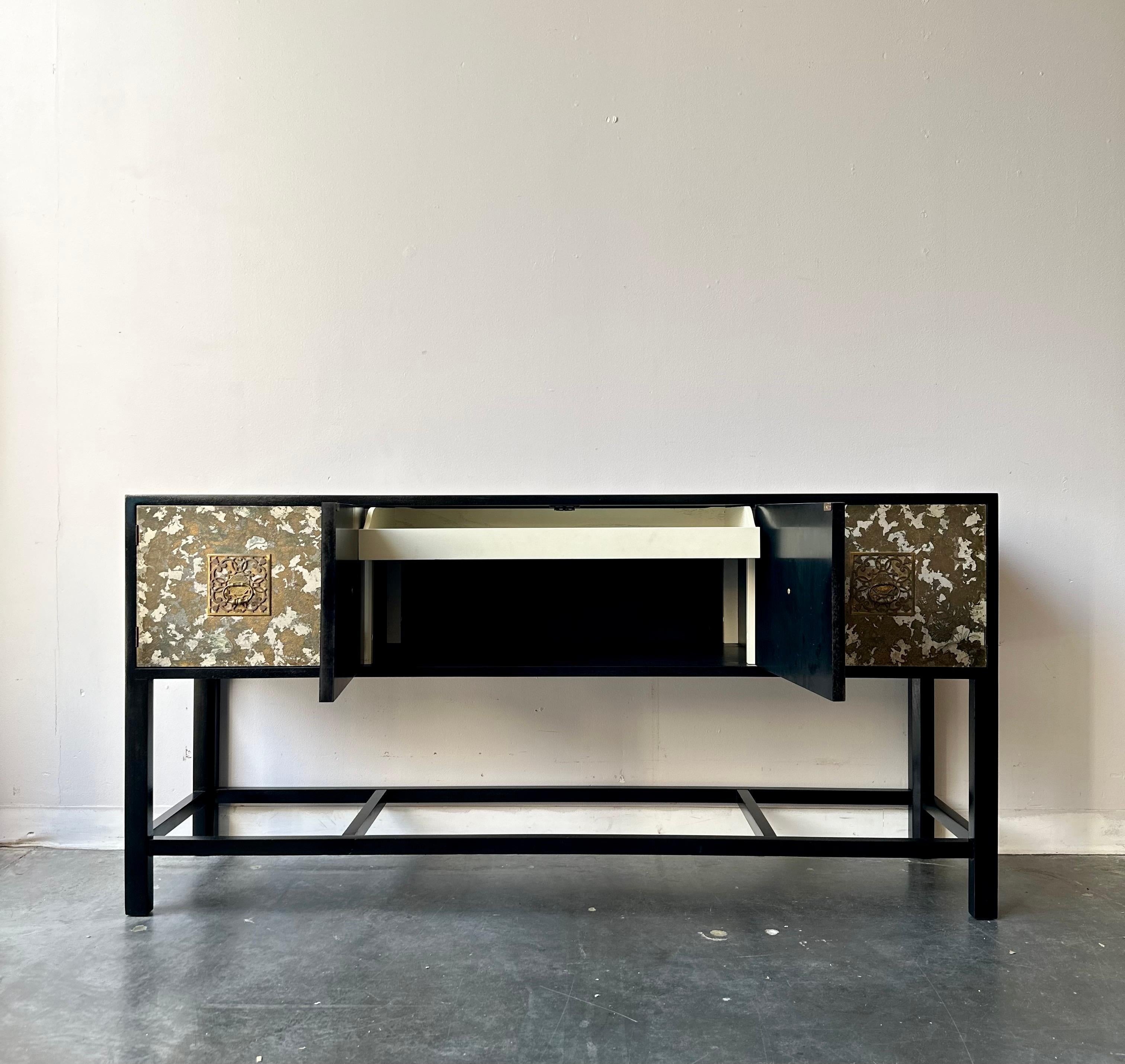 Ebanizzato Credenza in stile Hollywood Regency in ebano e foglia d'oro in argento di Renzo Rutili in vendita