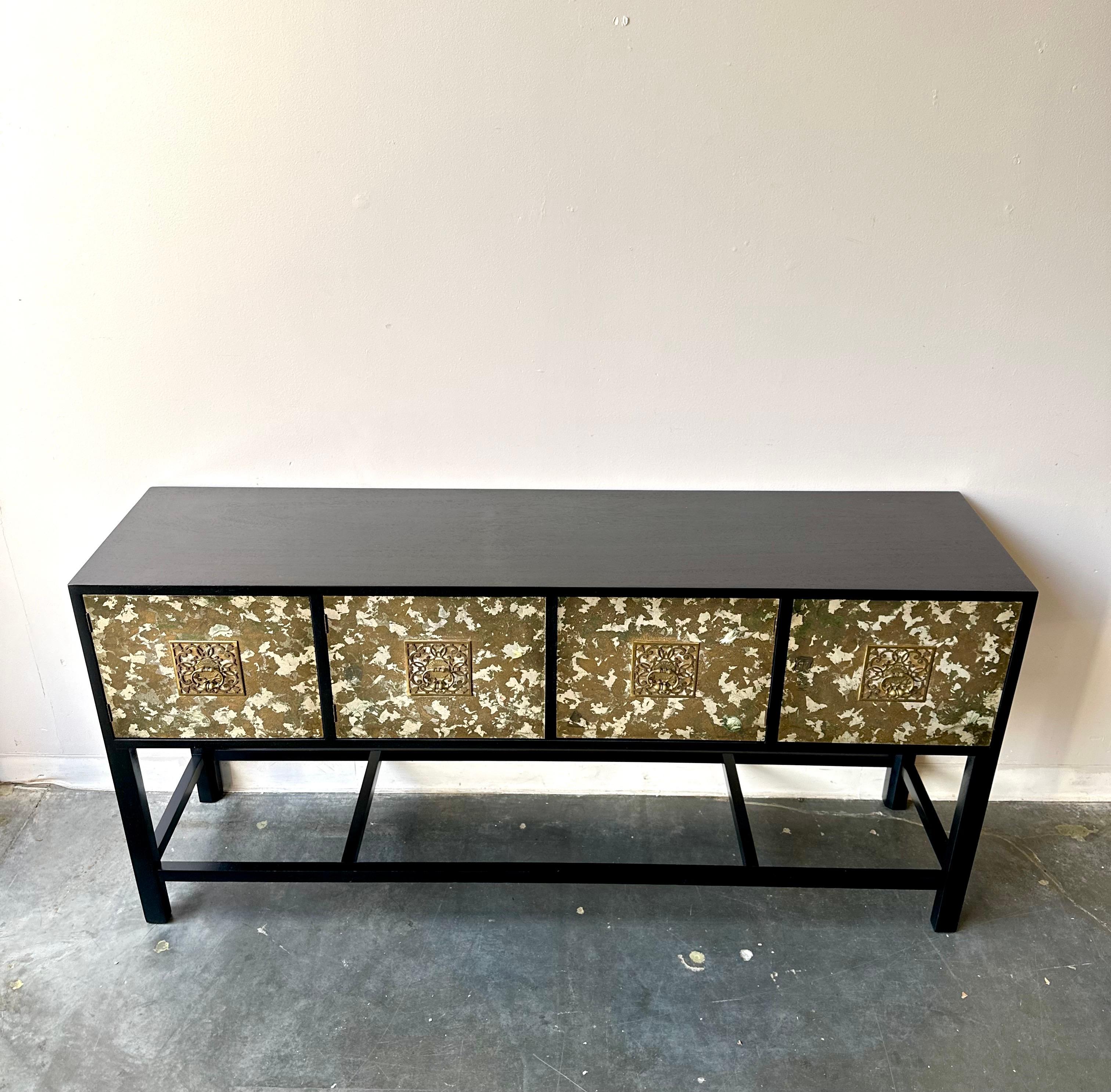 Credenza in stile Hollywood Regency in ebano e foglia d'oro in argento di Renzo Rutili In condizioni buone in vendita a Sayreville, NJ