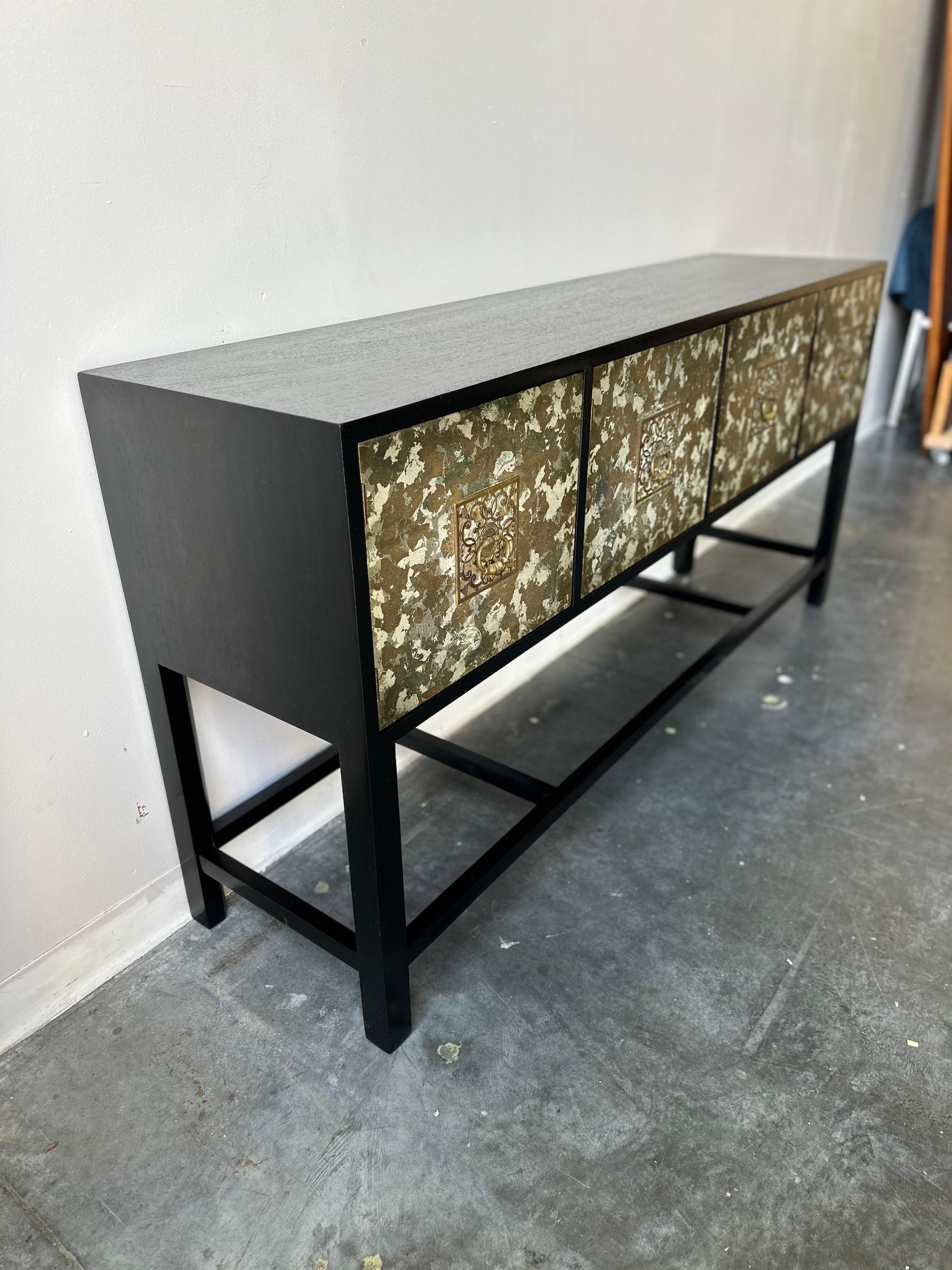Metà XX secolo Credenza in stile Hollywood Regency in ebano e foglia d'oro in argento di Renzo Rutili in vendita