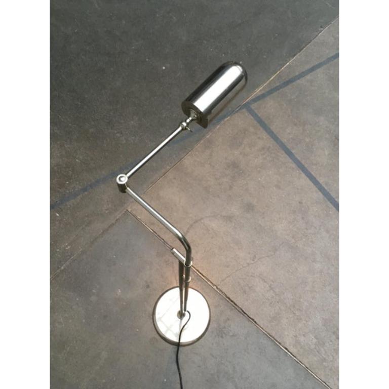 Lámpara de pie del diseñador de iluminación Florian Schulz.

El diseño impresiona por su sencilla elegancia y sus materiales de alta calidad.
El reflector de forma distintiva se asienta en el extremo de un brazo oscilante. El alcance de la lámpara