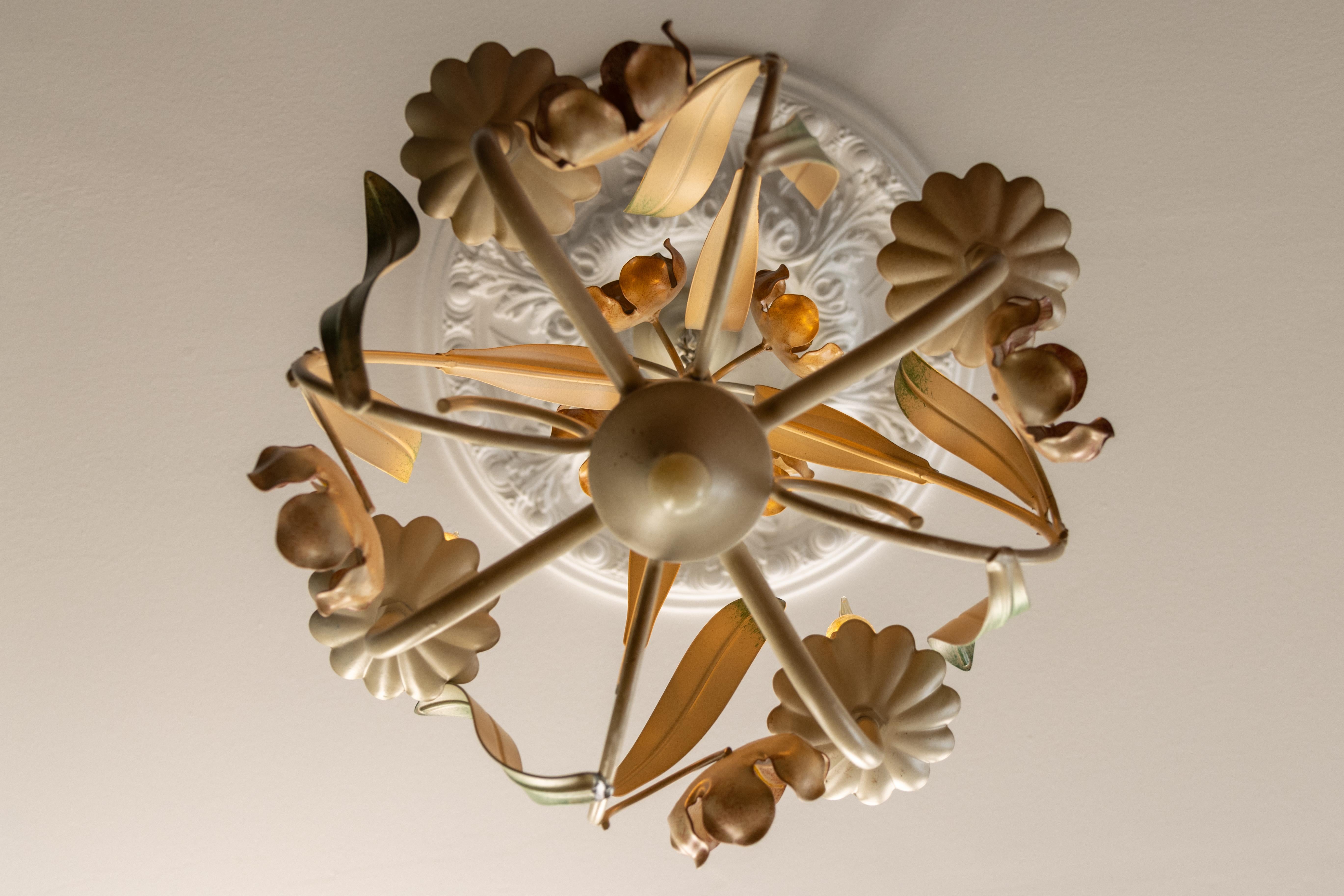 Lampadario a quattro luci in metallo dipinto a fiori in stile Hollywood Regency, Francia in vendita 3