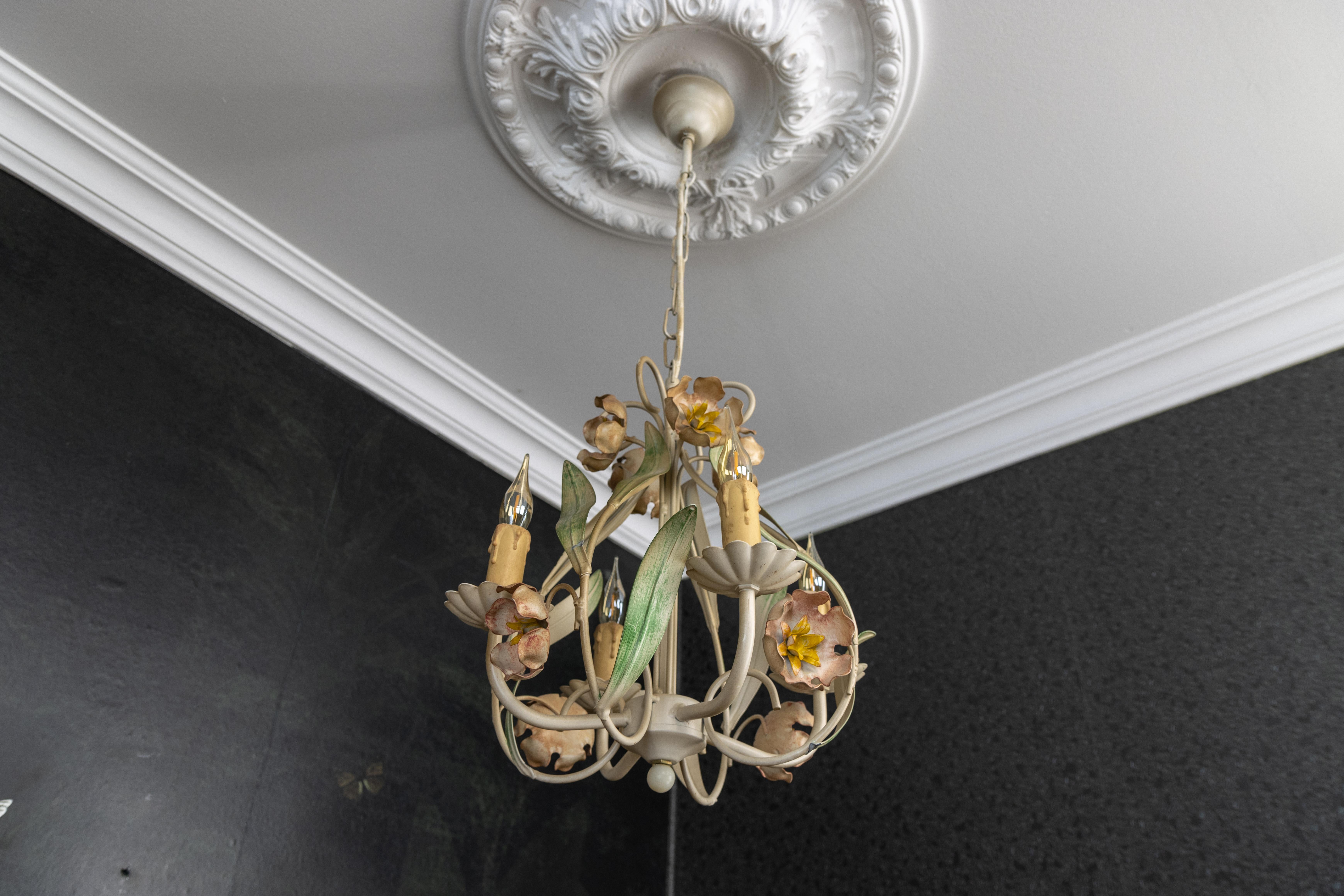 Lampadario a quattro luci in metallo dipinto a fiori in stile Hollywood Regency, Francia in vendita 4