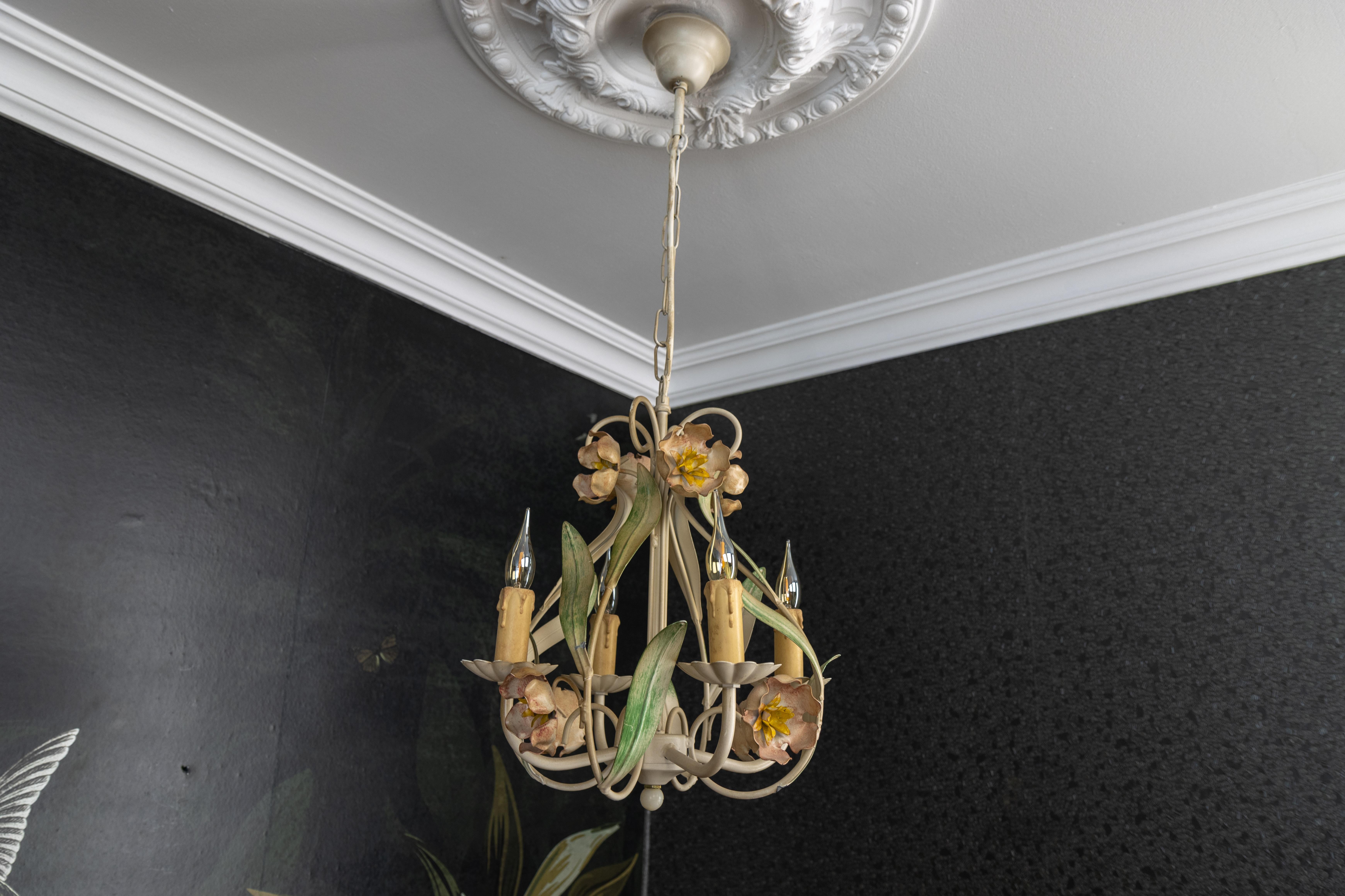 Lampadario a quattro luci in metallo dipinto a fiori in stile Hollywood Regency, Francia in vendita 5