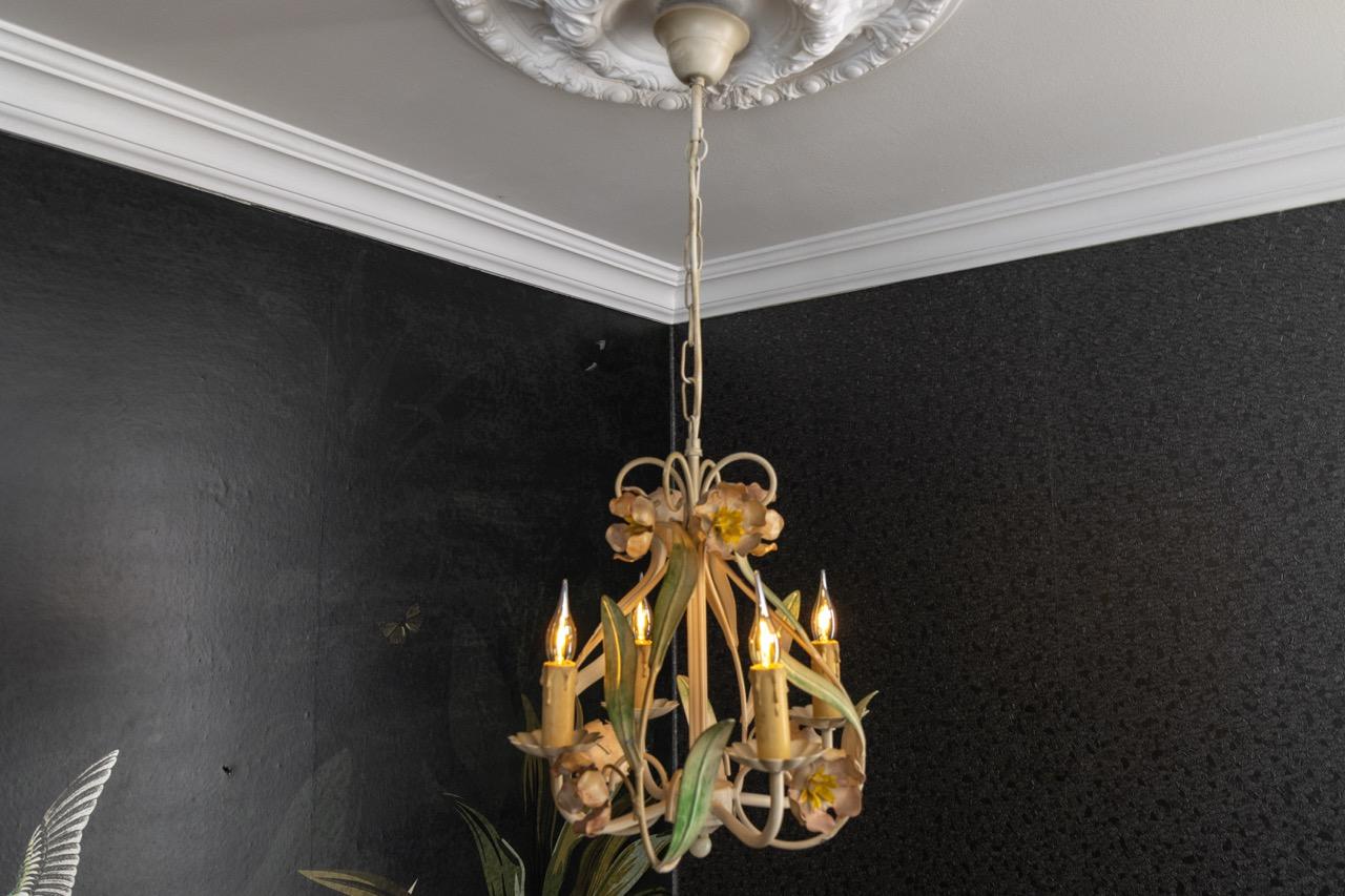 Lampadario a quattro luci in metallo dipinto a fiori in stile Hollywood Regency, Francia in vendita 6