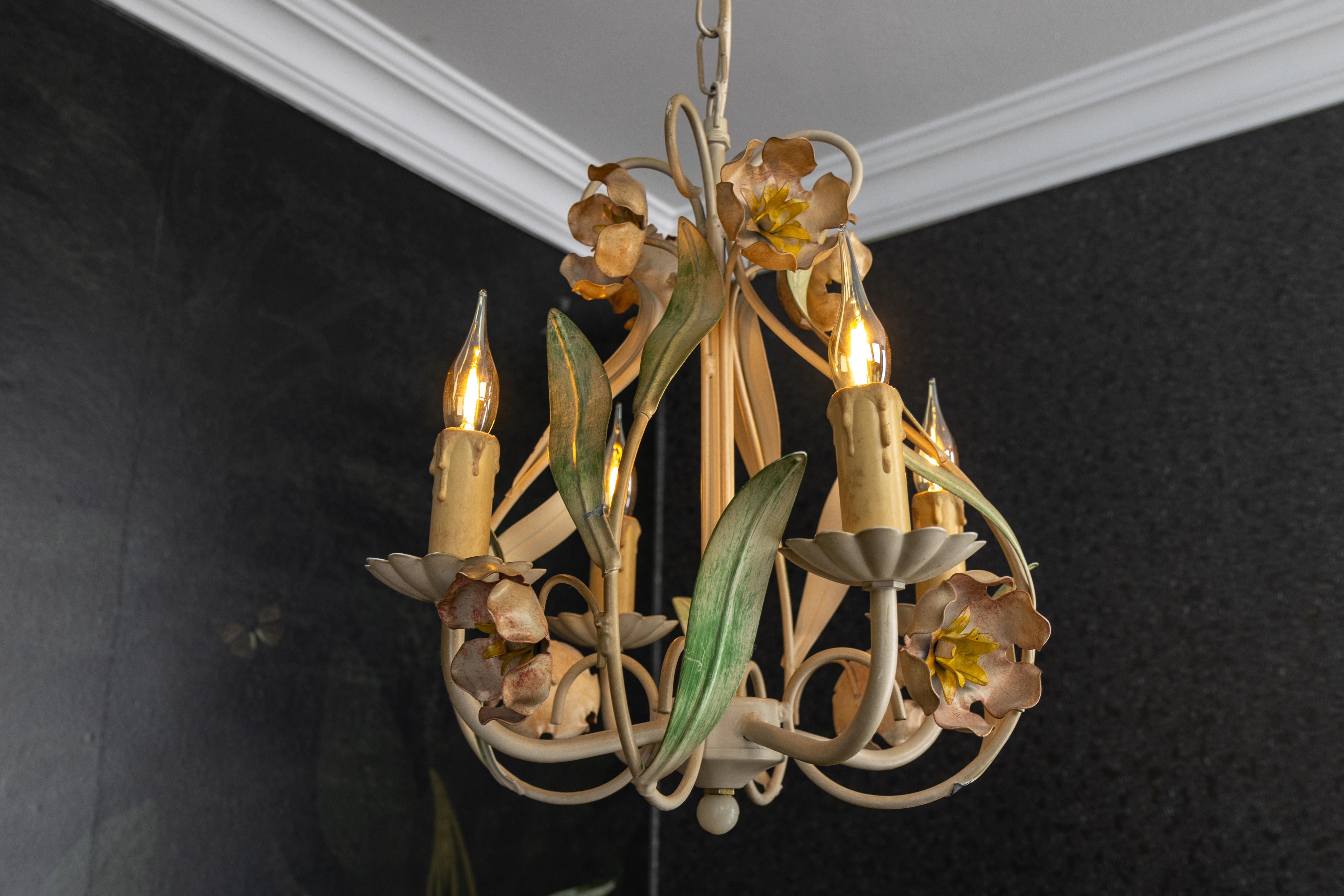 Lampadario a quattro luci in metallo dipinto a fiori in stile Hollywood Regency, Francia in vendita 7