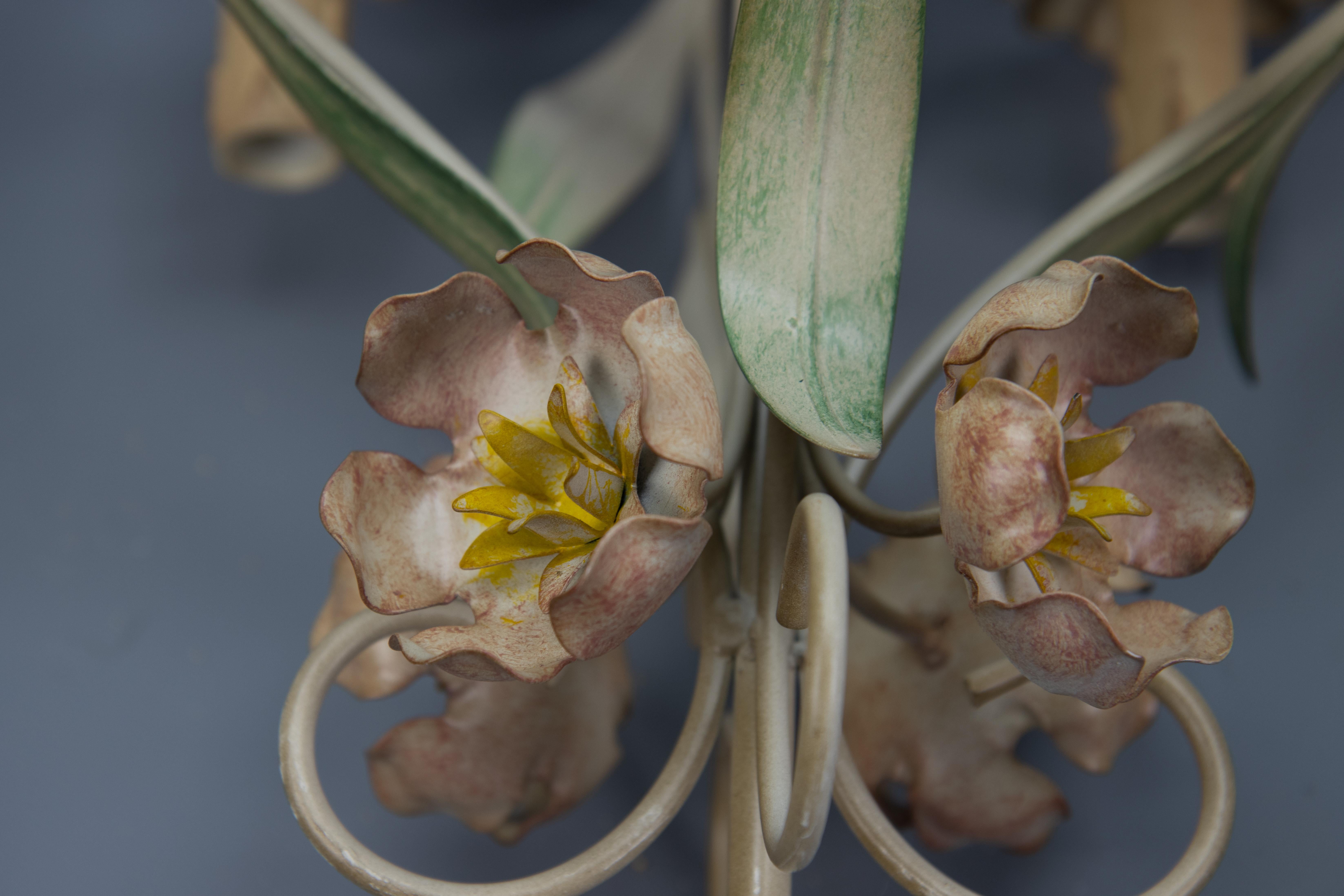 Lampadario a quattro luci in metallo dipinto a fiori in stile Hollywood Regency, Francia in vendita 9