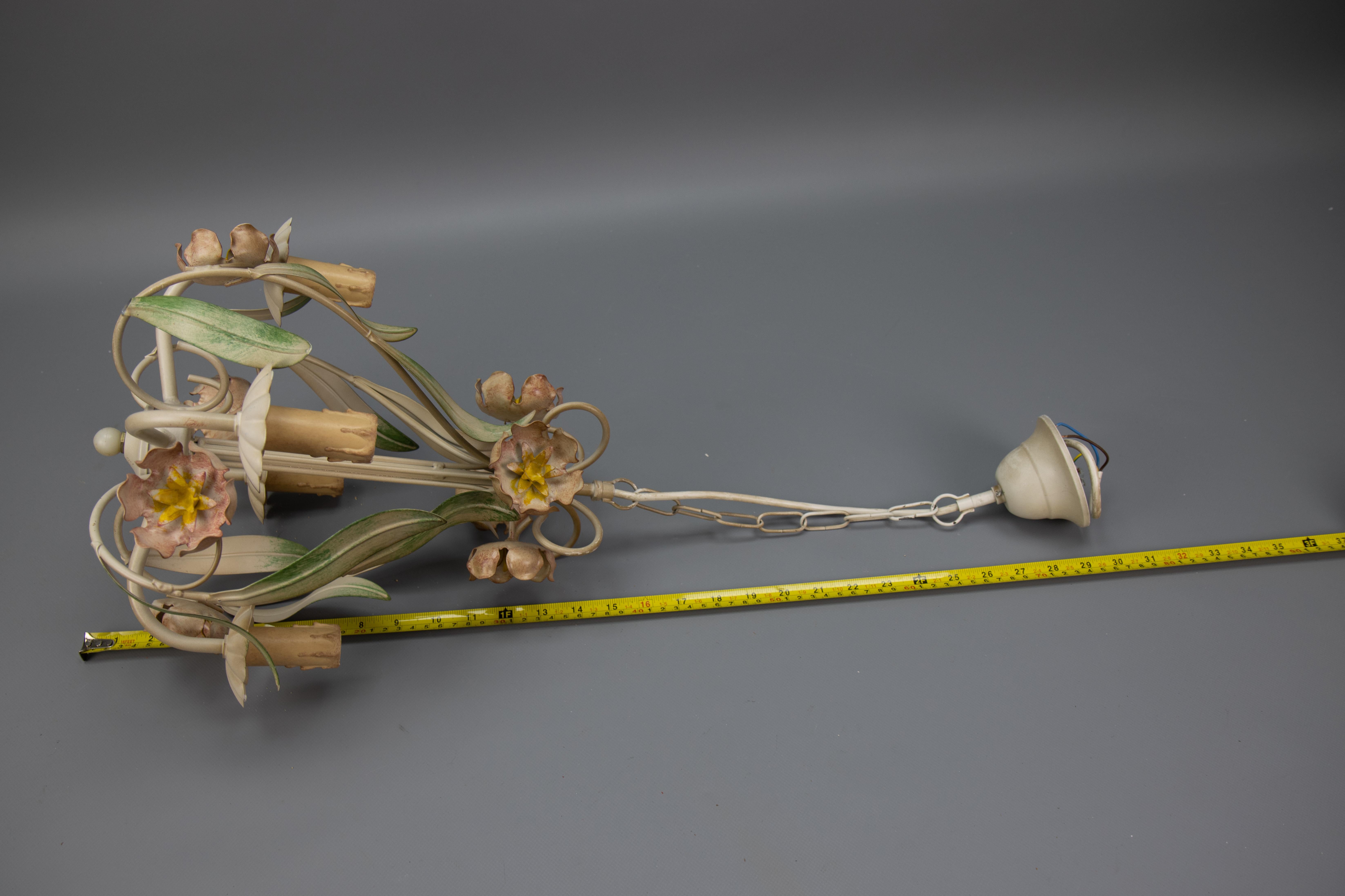 Lampadario a quattro luci in metallo dipinto a fiori in stile Hollywood Regency, Francia in vendita 10