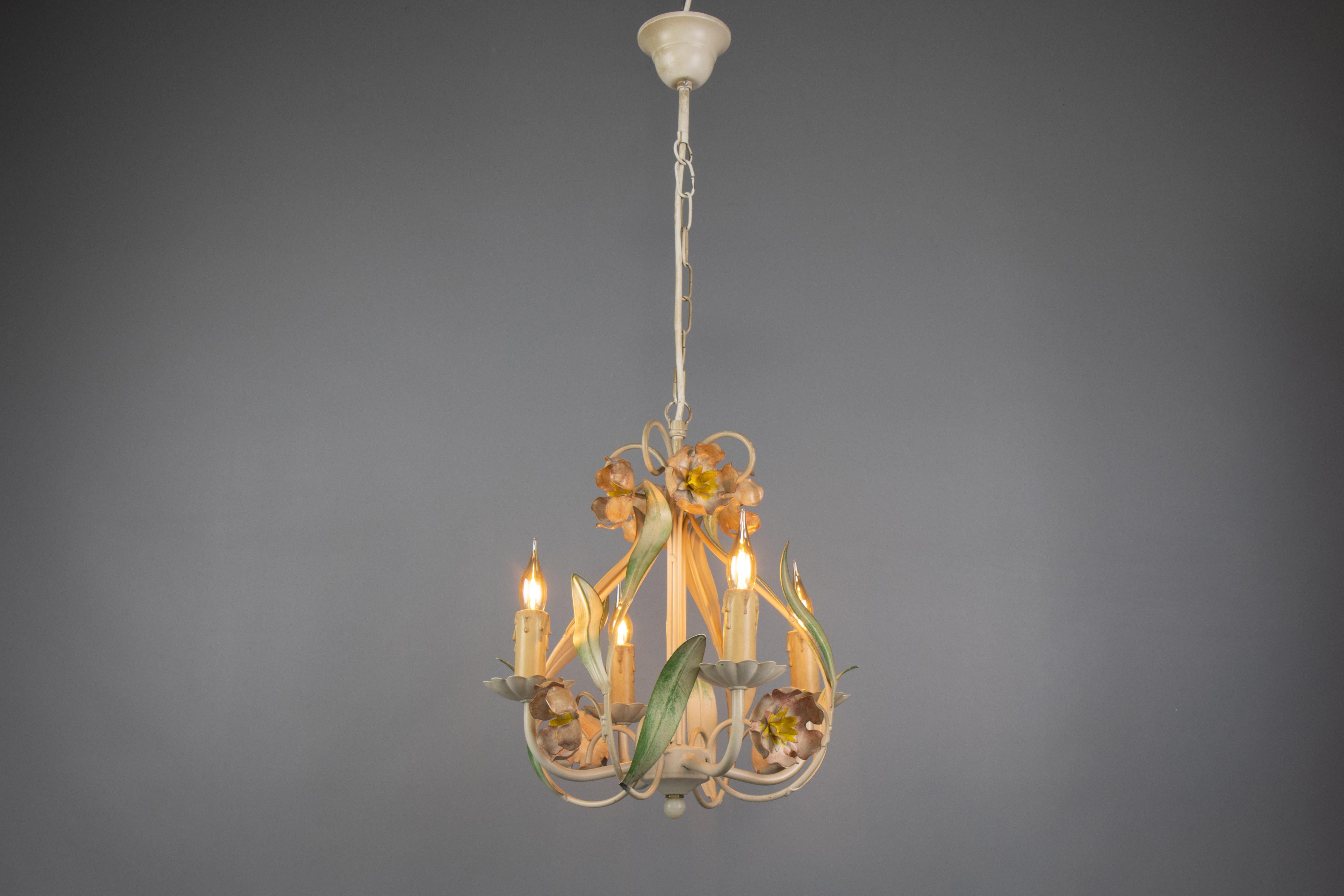Delicato lampadario a fiori dipinto a colori pastello con quattro luci e dettagli botanici scultorei.

Un affascinante lampadario floreale in stile Hollywood Regency, realizzato in metallo verniciato in morbide tonalità pastello. Il pezzo presenta