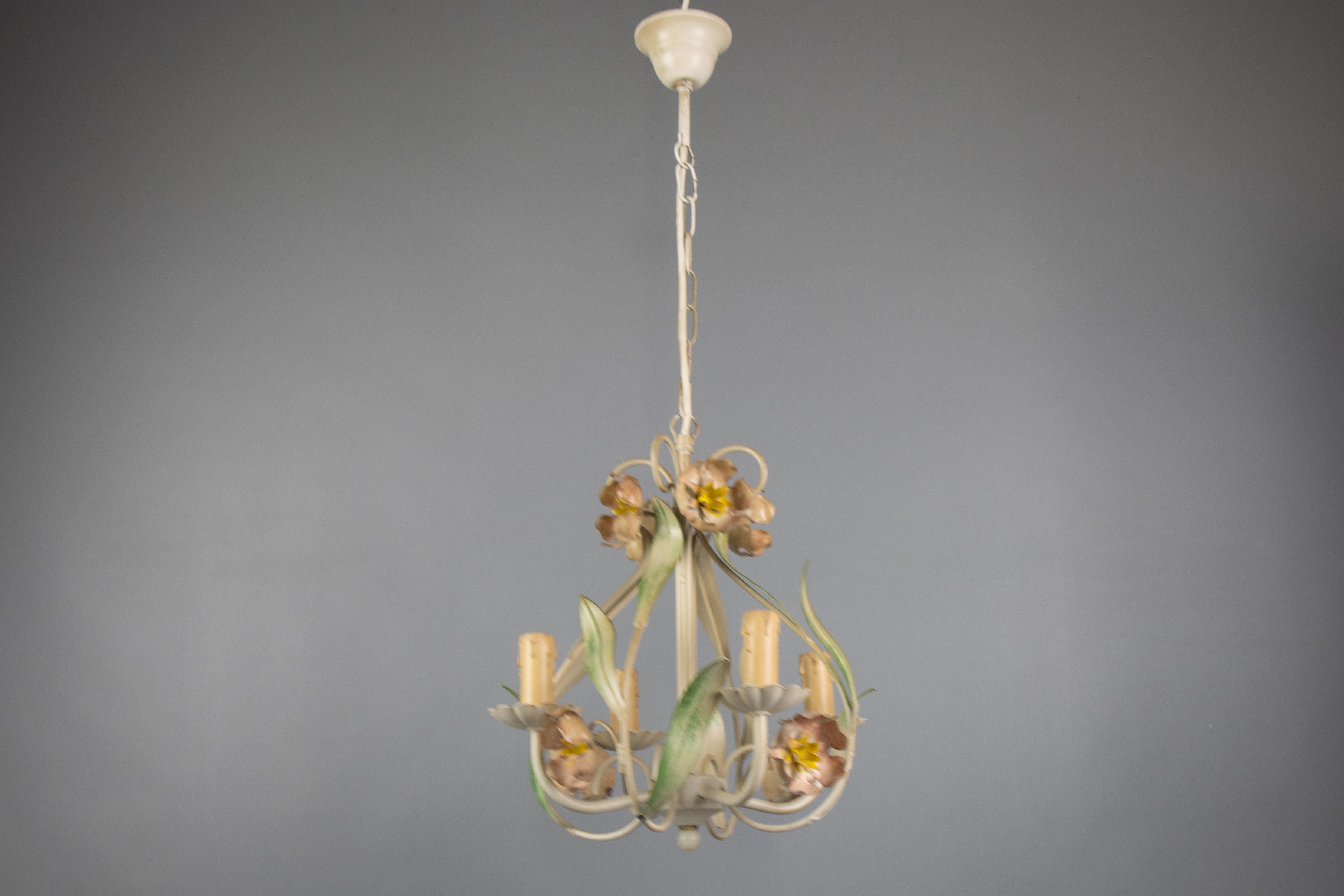 Lampadario a quattro luci in metallo dipinto a fiori in stile Hollywood Regency, Francia in vendita 13