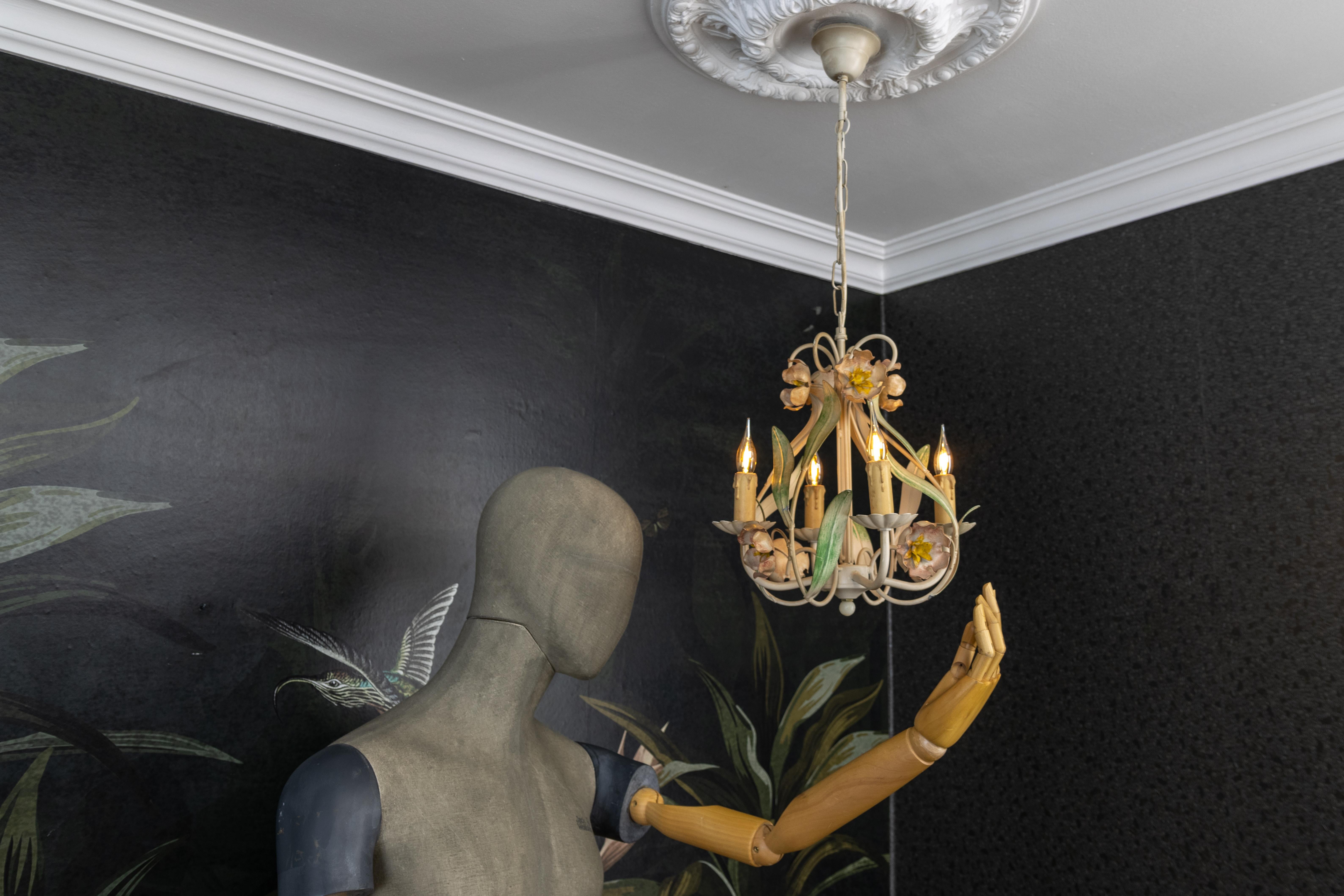 Francese Lampadario a quattro luci in metallo dipinto a fiori in stile Hollywood Regency, Francia in vendita