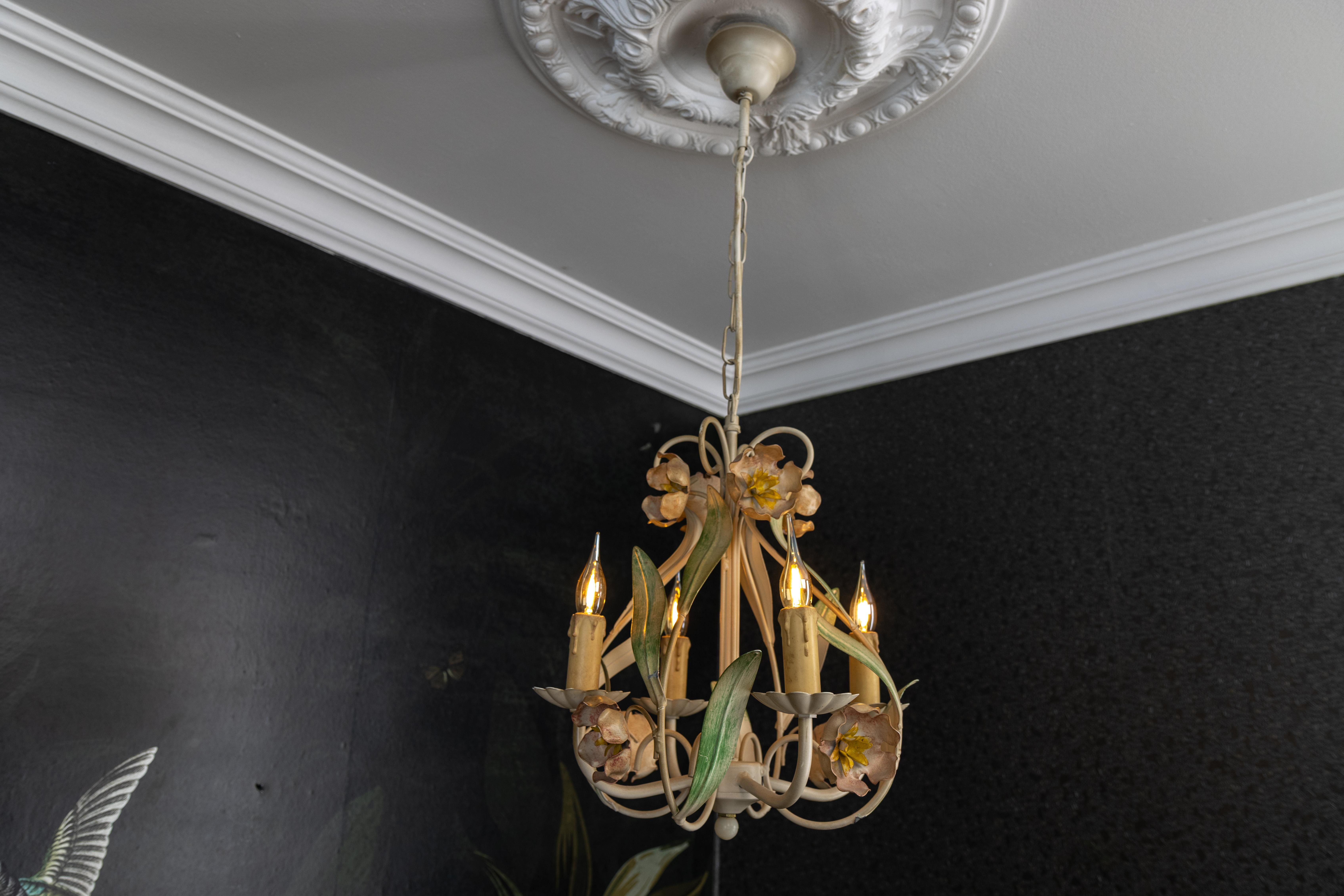 Dipinto Lampadario a quattro luci in metallo dipinto a fiori in stile Hollywood Regency, Francia in vendita