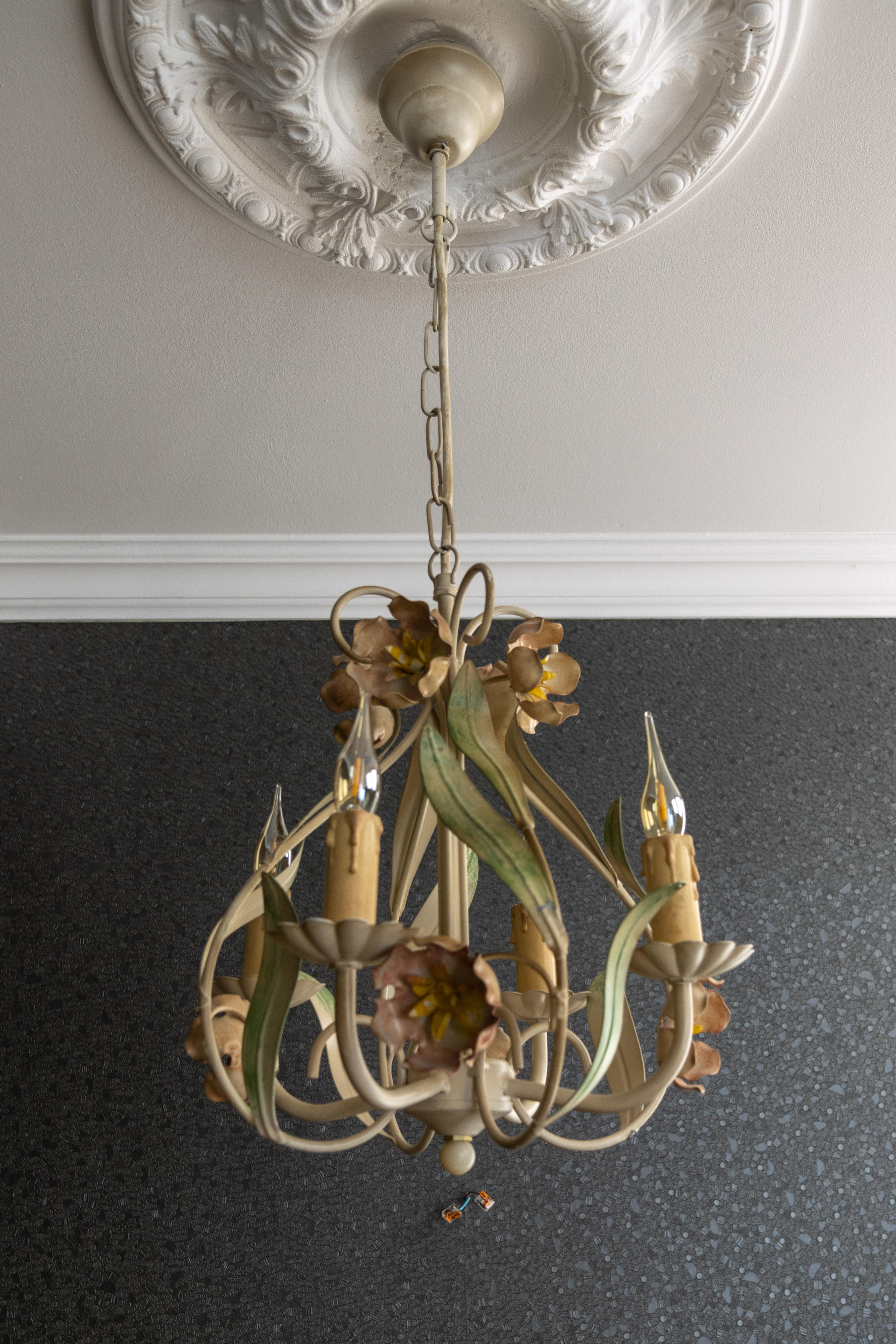 Lampadario a quattro luci in metallo dipinto a fiori in stile Hollywood Regency, Francia In condizioni buone in vendita a Barntrup, DE