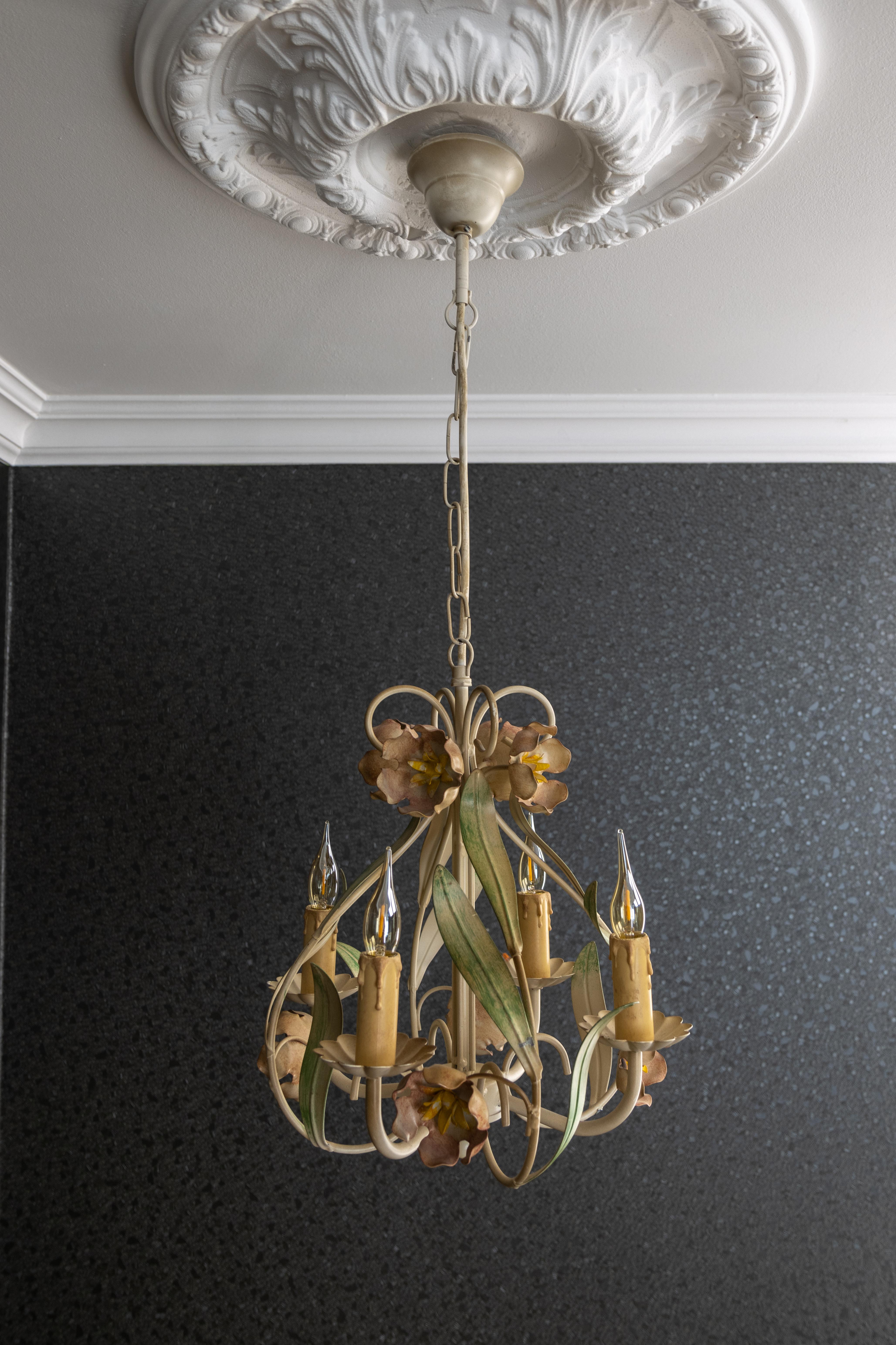 Fine XX secolo Lampadario a quattro luci in metallo dipinto a fiori in stile Hollywood Regency, Francia in vendita