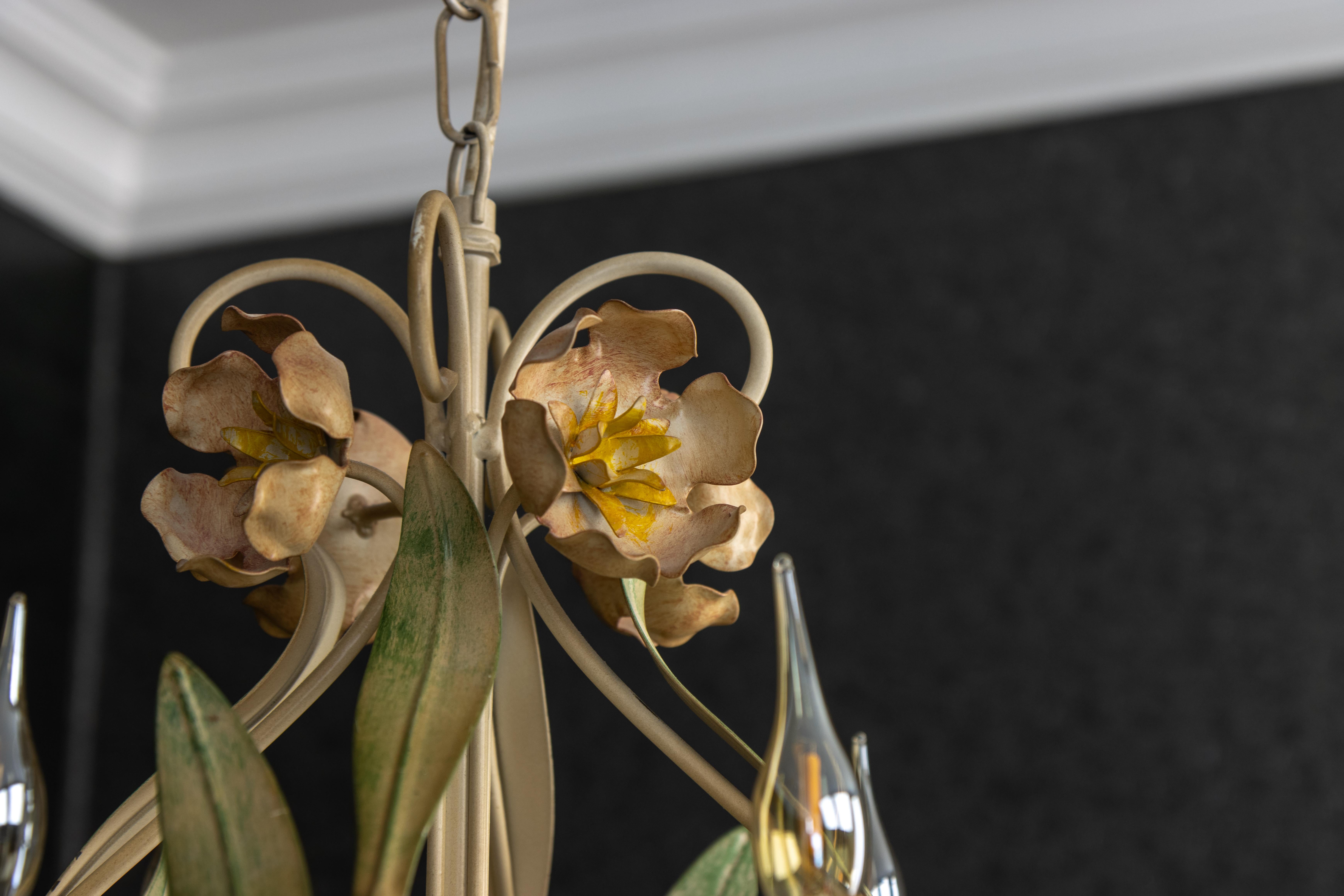 Metallo Lampadario a quattro luci in metallo dipinto a fiori in stile Hollywood Regency, Francia in vendita