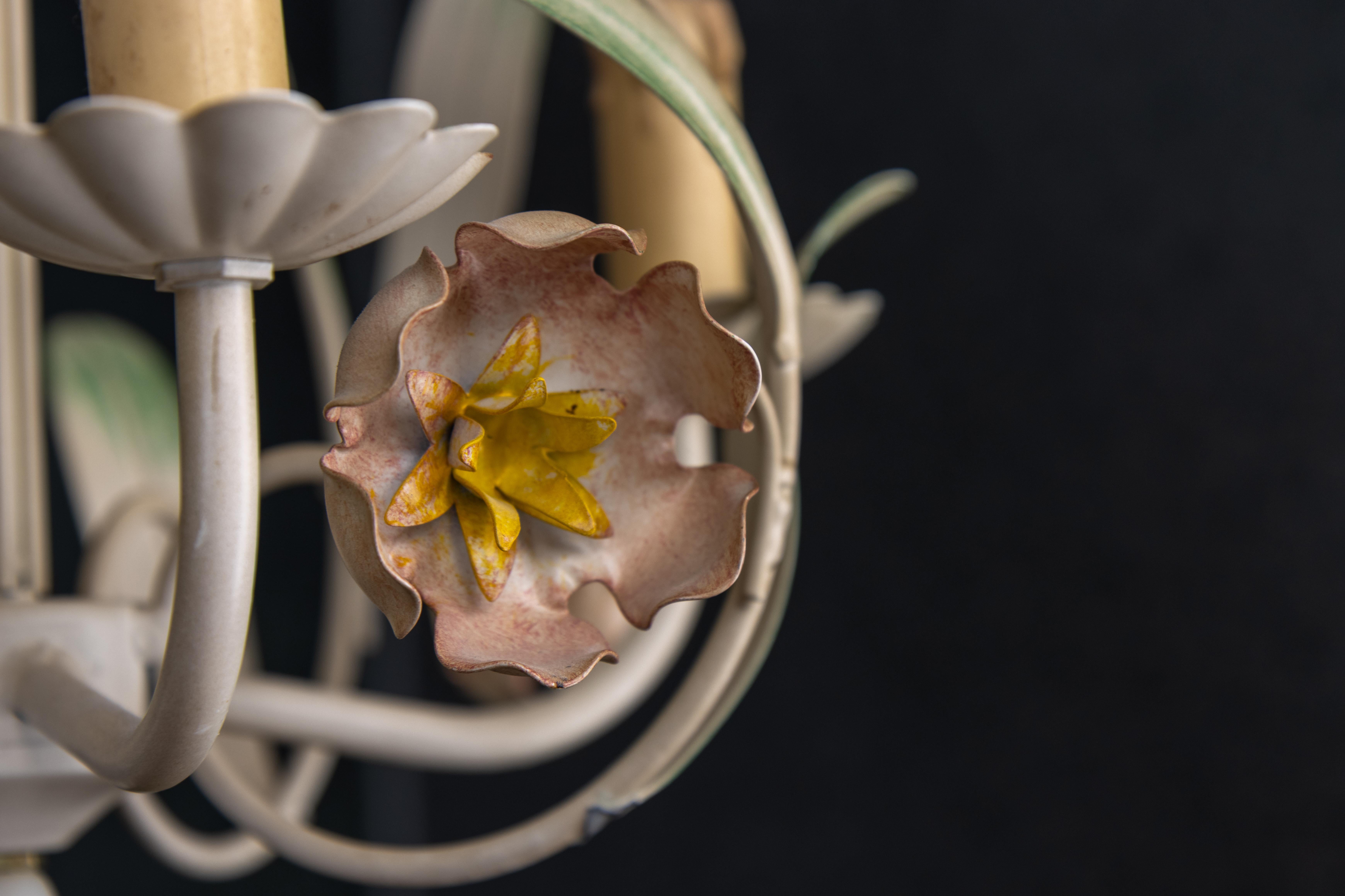 Lampadario a quattro luci in metallo dipinto a fiori in stile Hollywood Regency, Francia in vendita 1