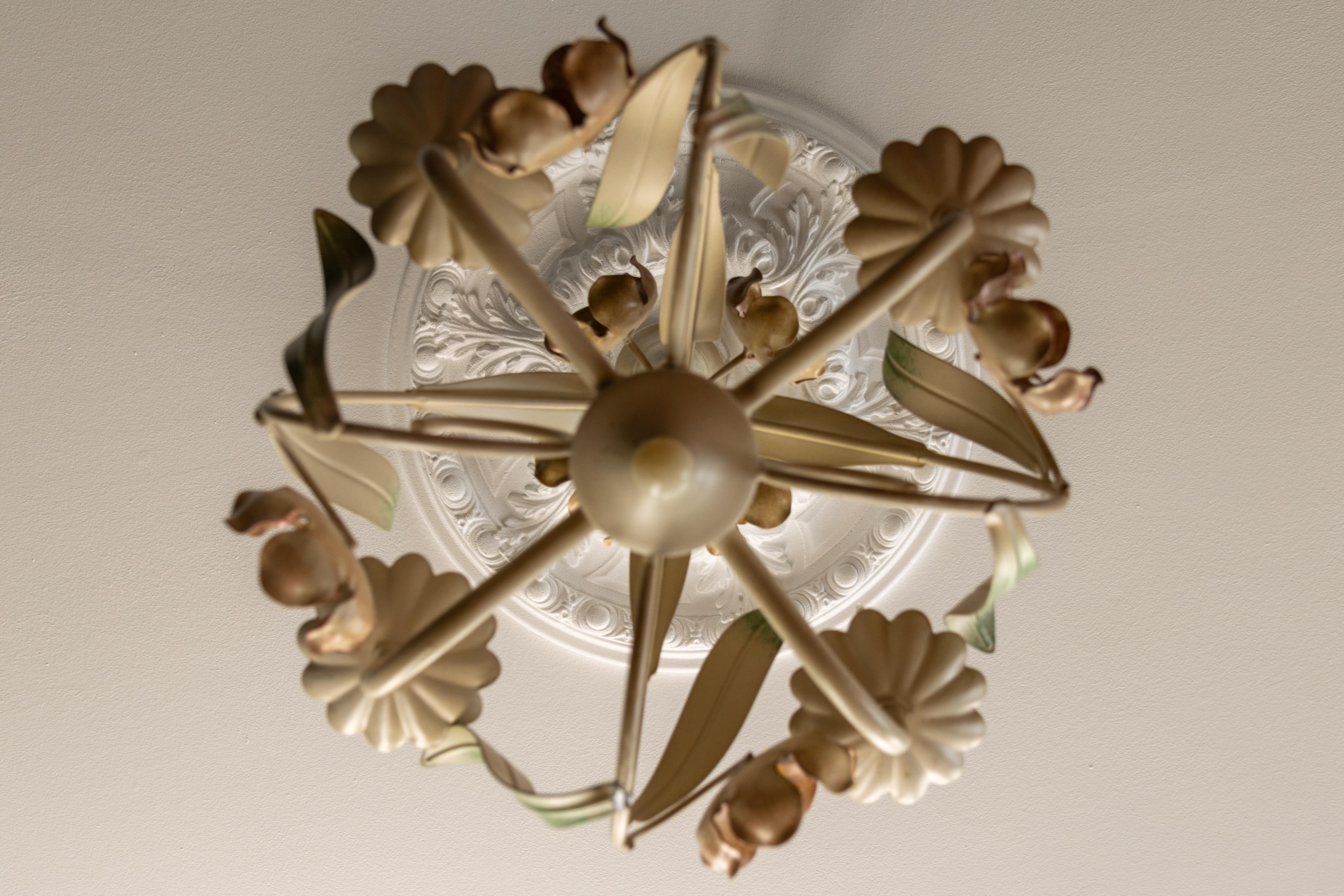 Lampadario a quattro luci in metallo dipinto a fiori in stile Hollywood Regency, Francia in vendita 2