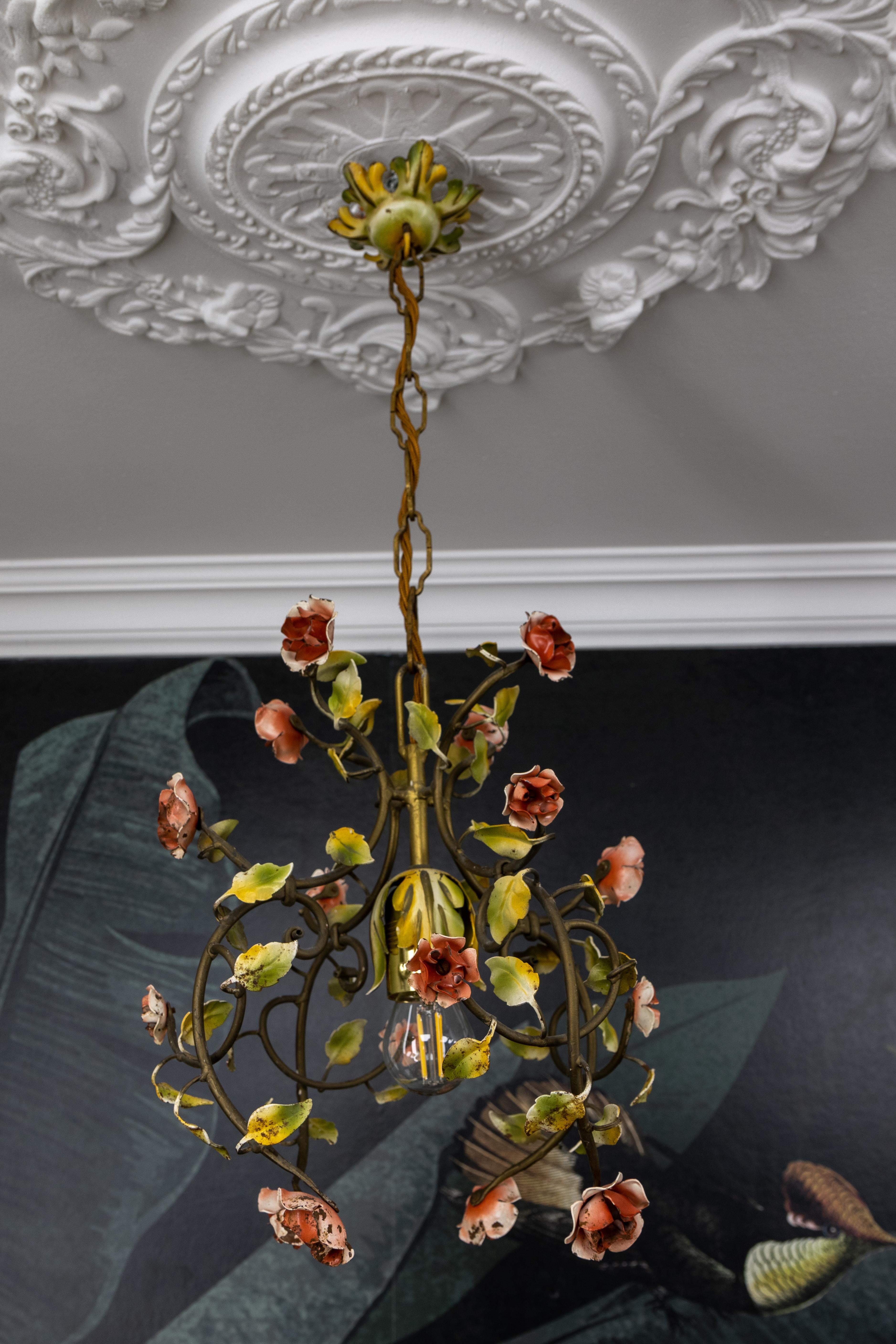 Lampadario in metallo dipinto a colori pastello in stile Hollywood Regency, anni '50 in vendita 3