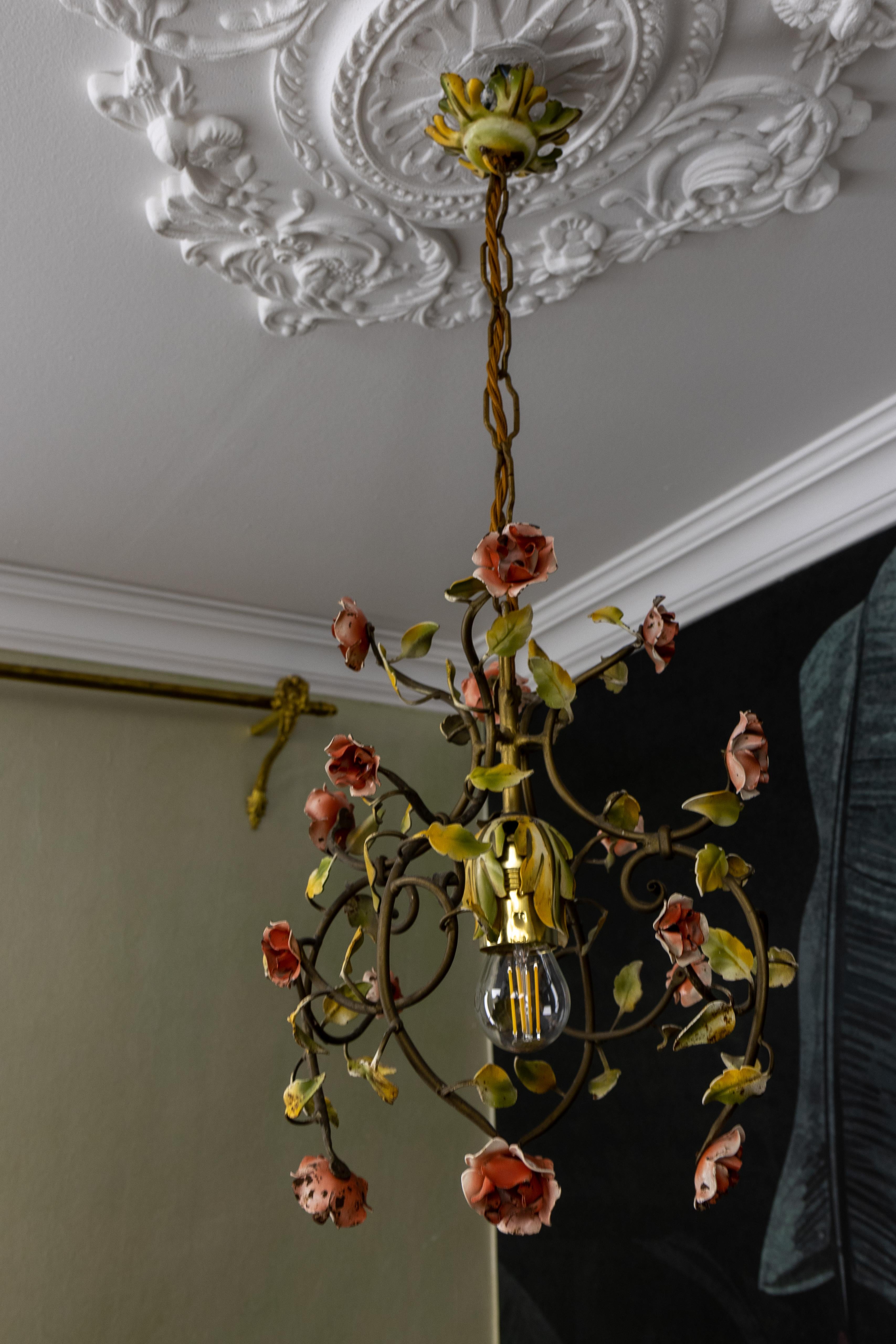 Lampadario in metallo dipinto a colori pastello in stile Hollywood Regency, anni '50 in vendita 4