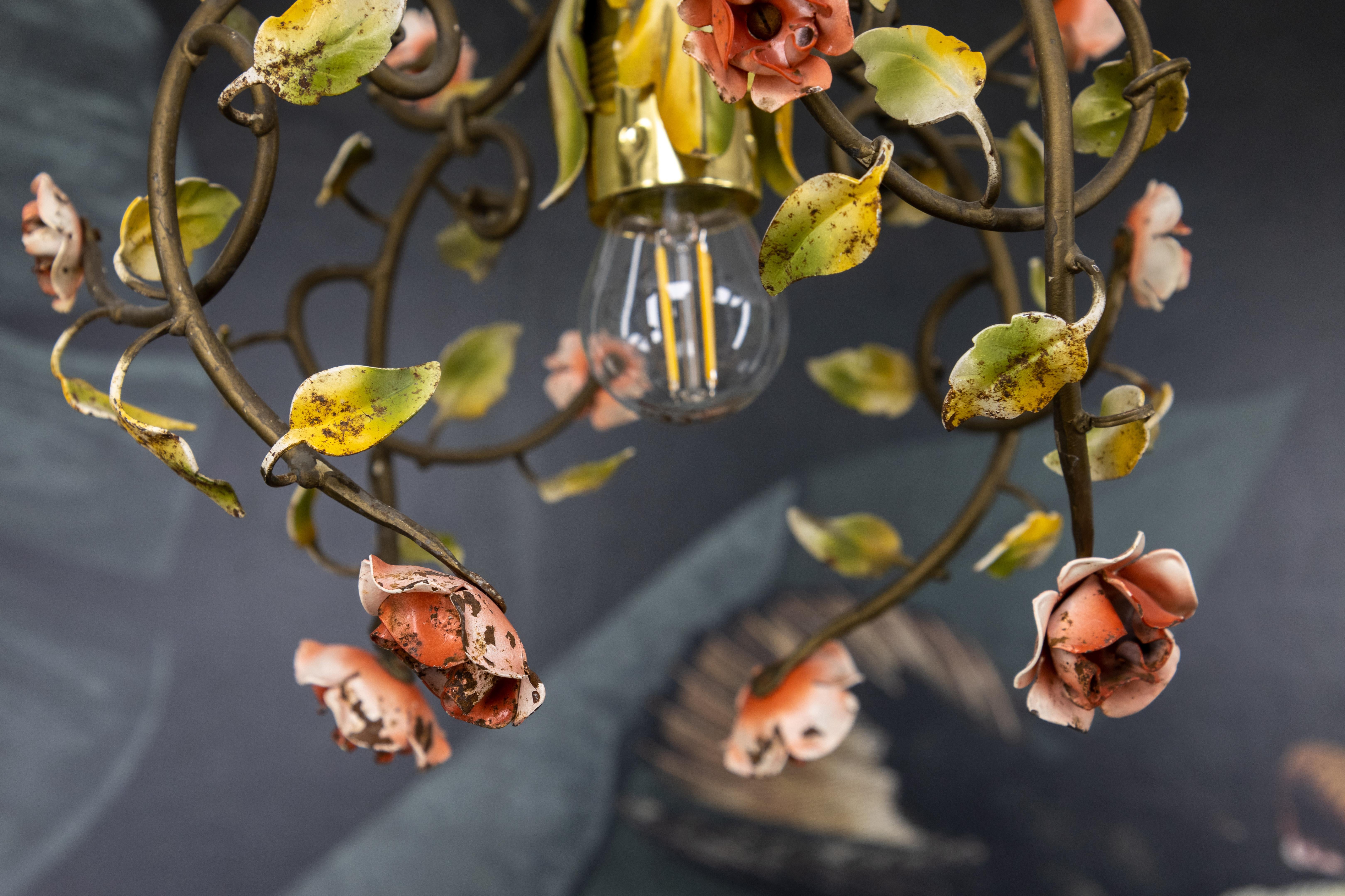 Lampadario in metallo dipinto a colori pastello in stile Hollywood Regency, anni '50 in vendita 5
