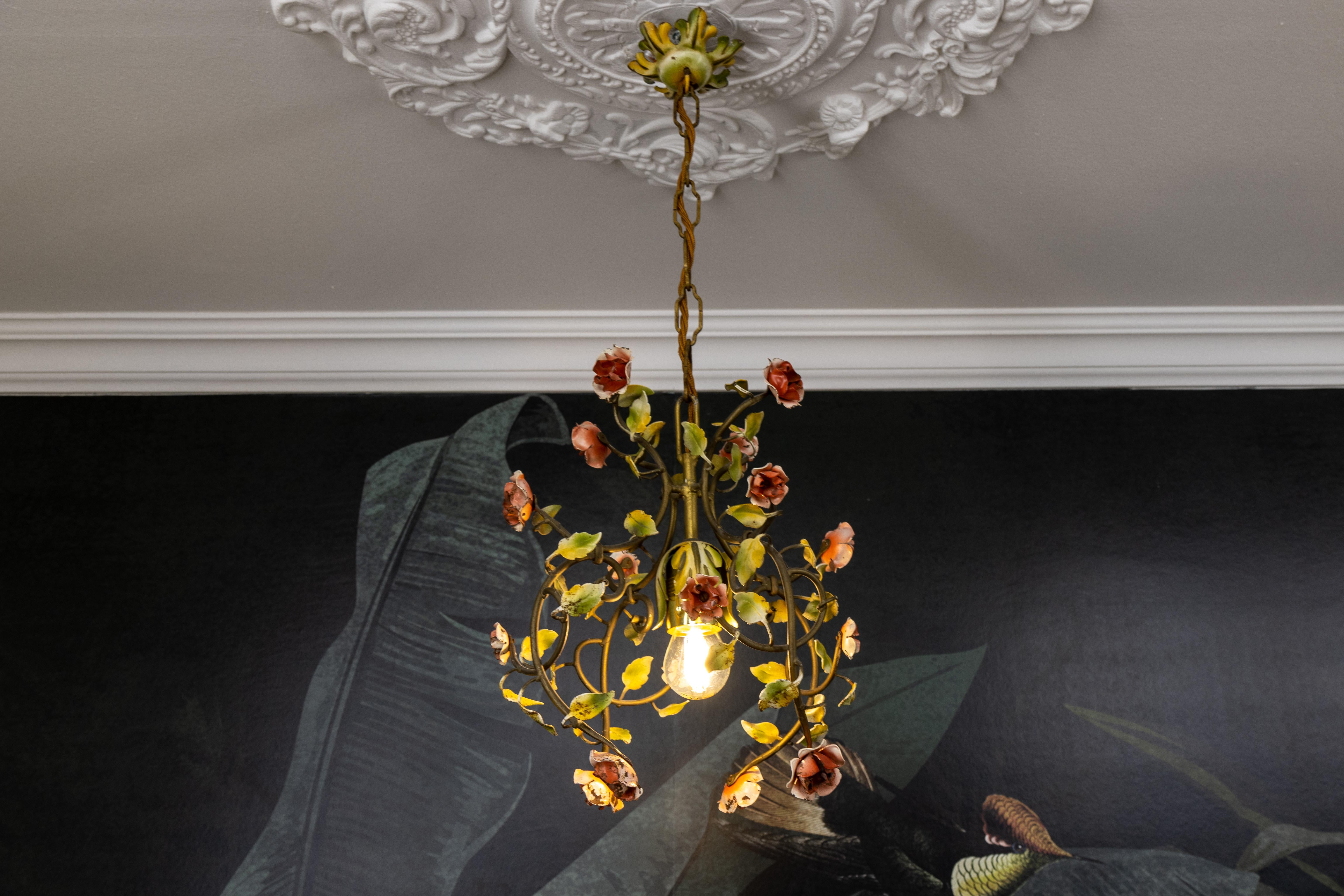 Lampadario in metallo dipinto a colori pastello in stile Hollywood Regency, anni '50 in vendita 9