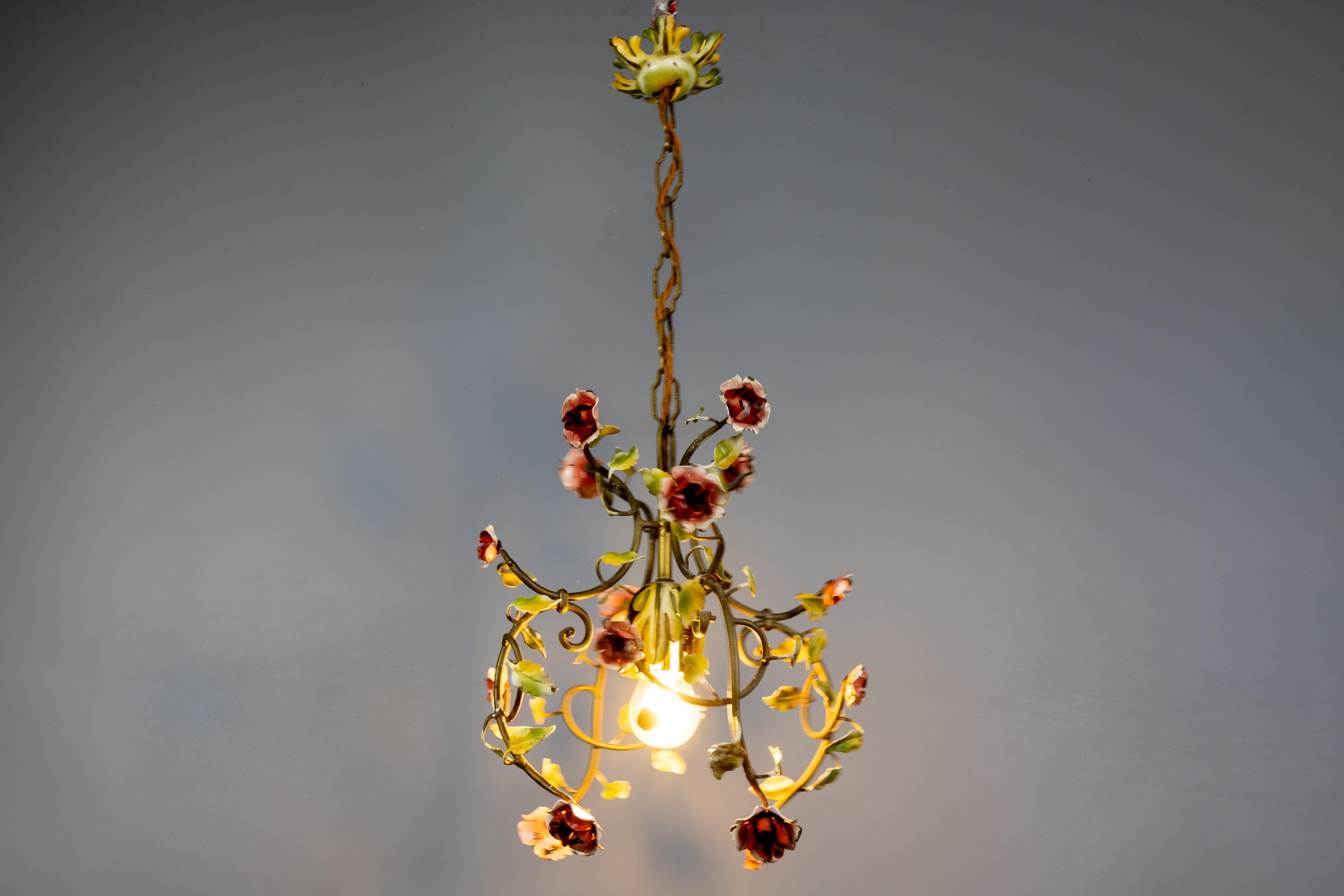 Lampadario in metallo dipinto a colori pastello in stile Hollywood Regency, anni '50 in vendita 10