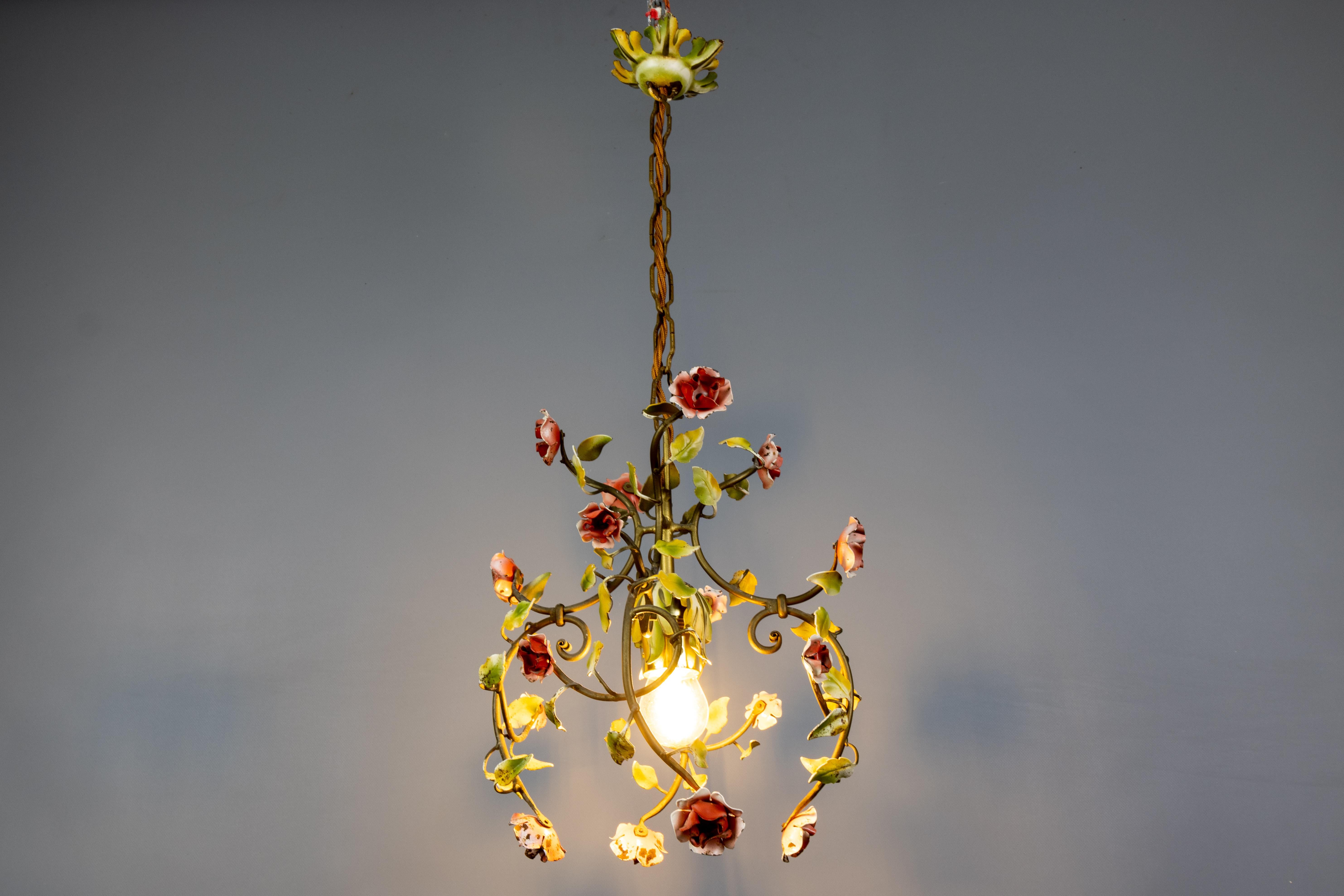 Francese Lampadario in metallo dipinto a colori pastello in stile Hollywood Regency, anni '50 in vendita