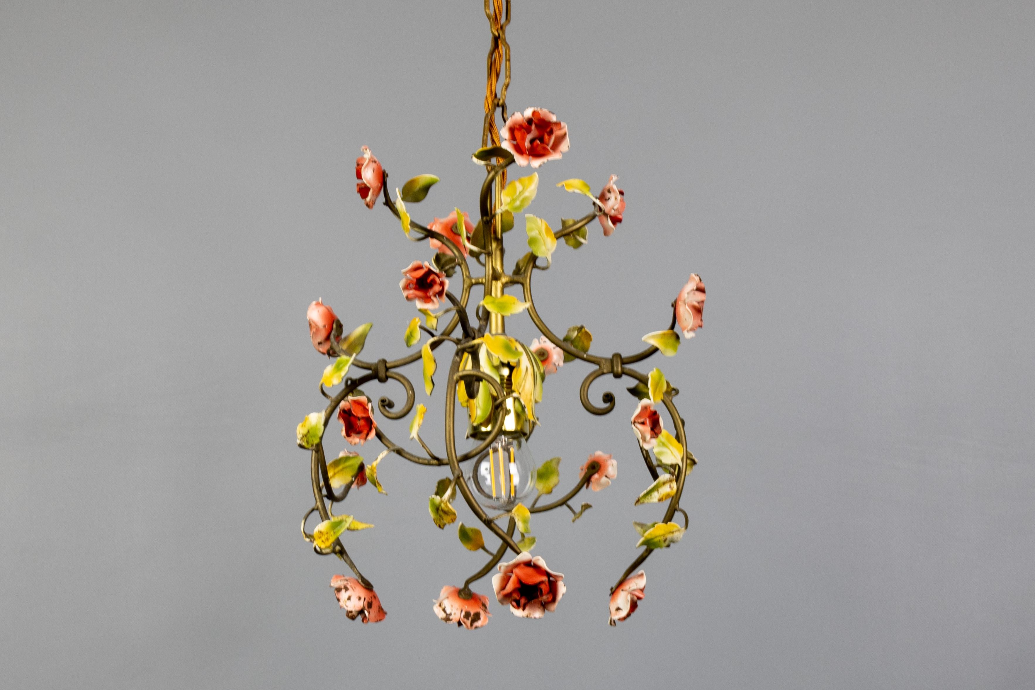 Dipinto Lampadario in metallo dipinto a colori pastello in stile Hollywood Regency, anni '50 in vendita