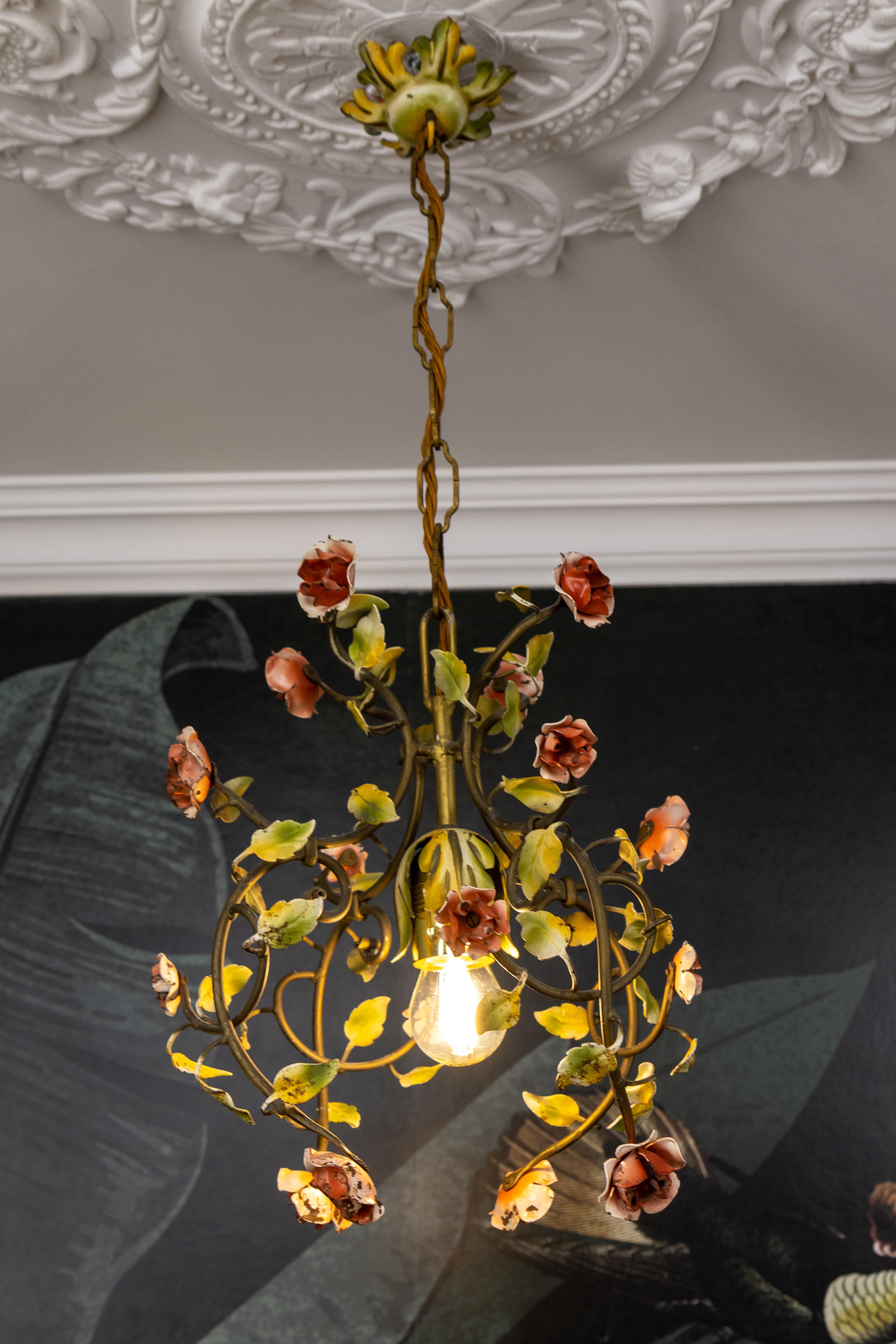 Metallo Lampadario in metallo dipinto a colori pastello in stile Hollywood Regency, anni '50 in vendita