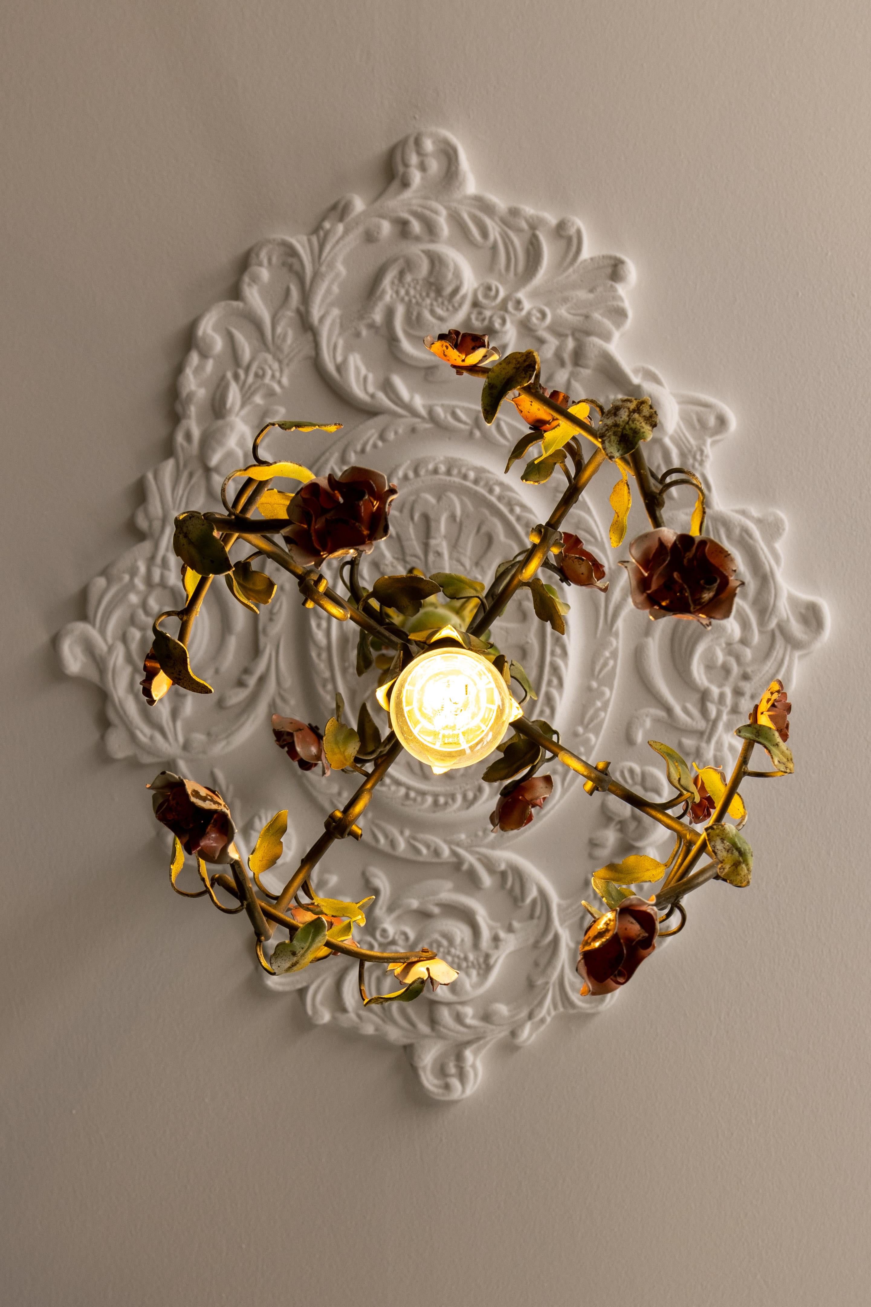 Lampadario in metallo dipinto a colori pastello in stile Hollywood Regency, anni '50 in vendita 1