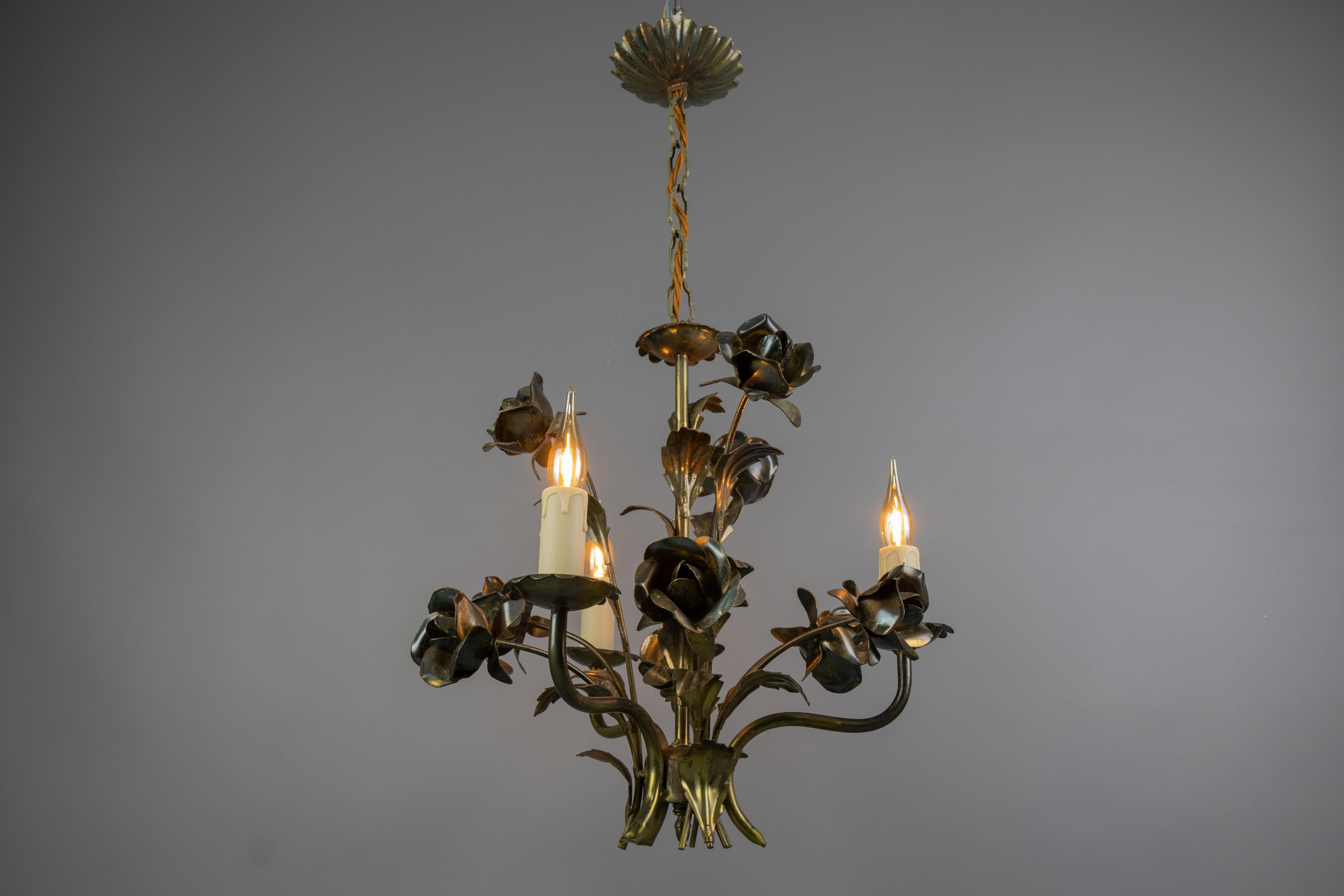Lampadario scultoreo in metallo a tre luci in stile Hollywood Regency francese, anni '70

Questo elegante lampadario in stile Hollywood Regency presenta un bouquet scultoreo di rose e foglie in metallo formate a mano. Realizzato in Francia negli