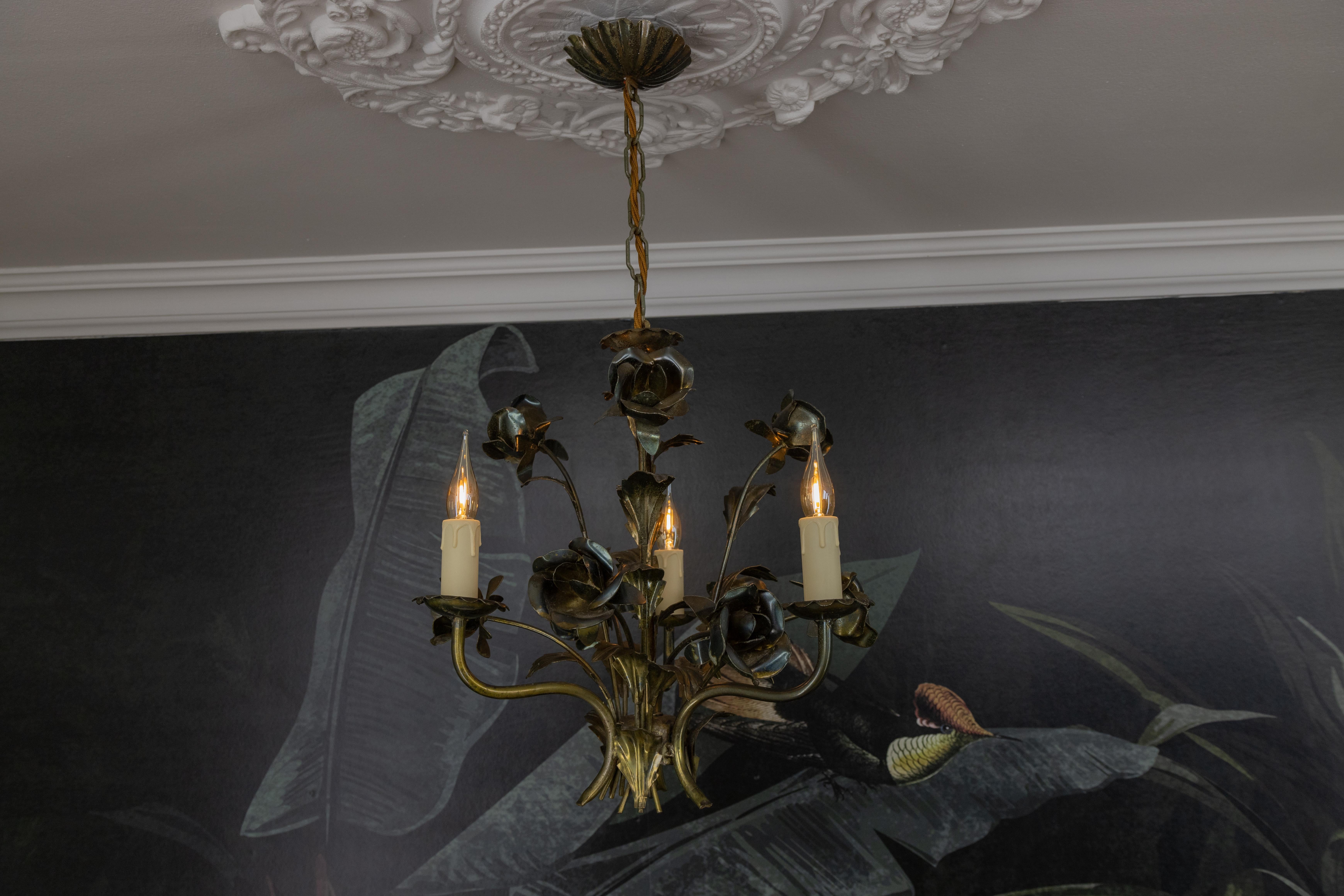 Francese Lampadario a tre luci floreale in stile Hollywood Regency, Francia, anni '70 in vendita