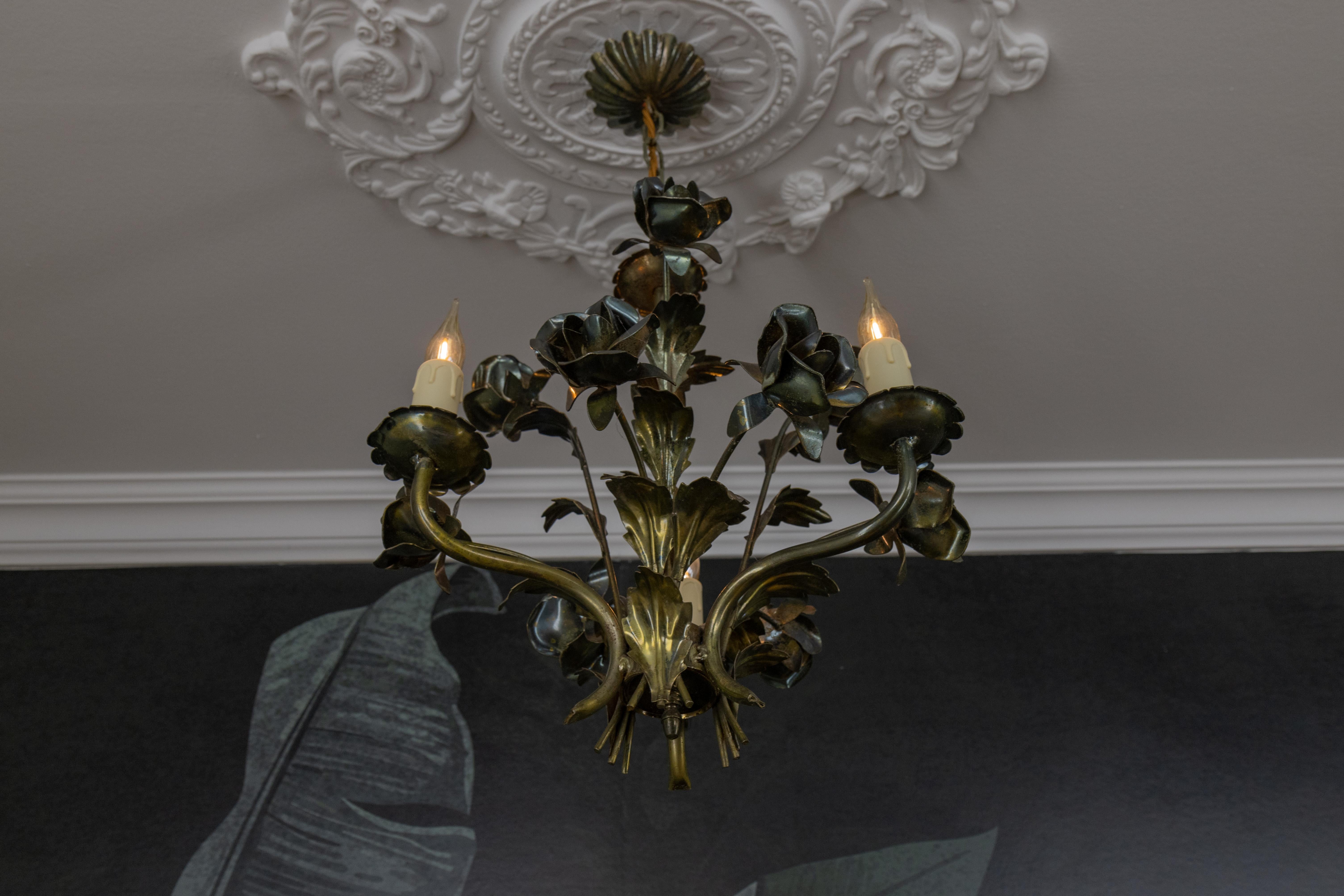 Patinato Lampadario a tre luci floreale in stile Hollywood Regency, Francia, anni '70 in vendita