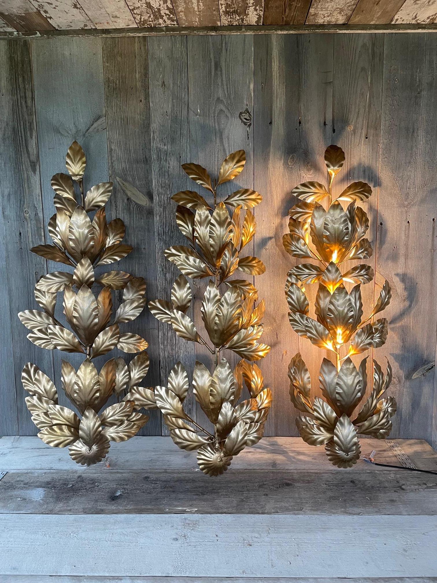 Golden Florentine wall lights in the Hollywood regency style. They are large and imposing, this will give a real character to your decoration.
They each have 3 bulbs, which give a beautiful atmosphere.