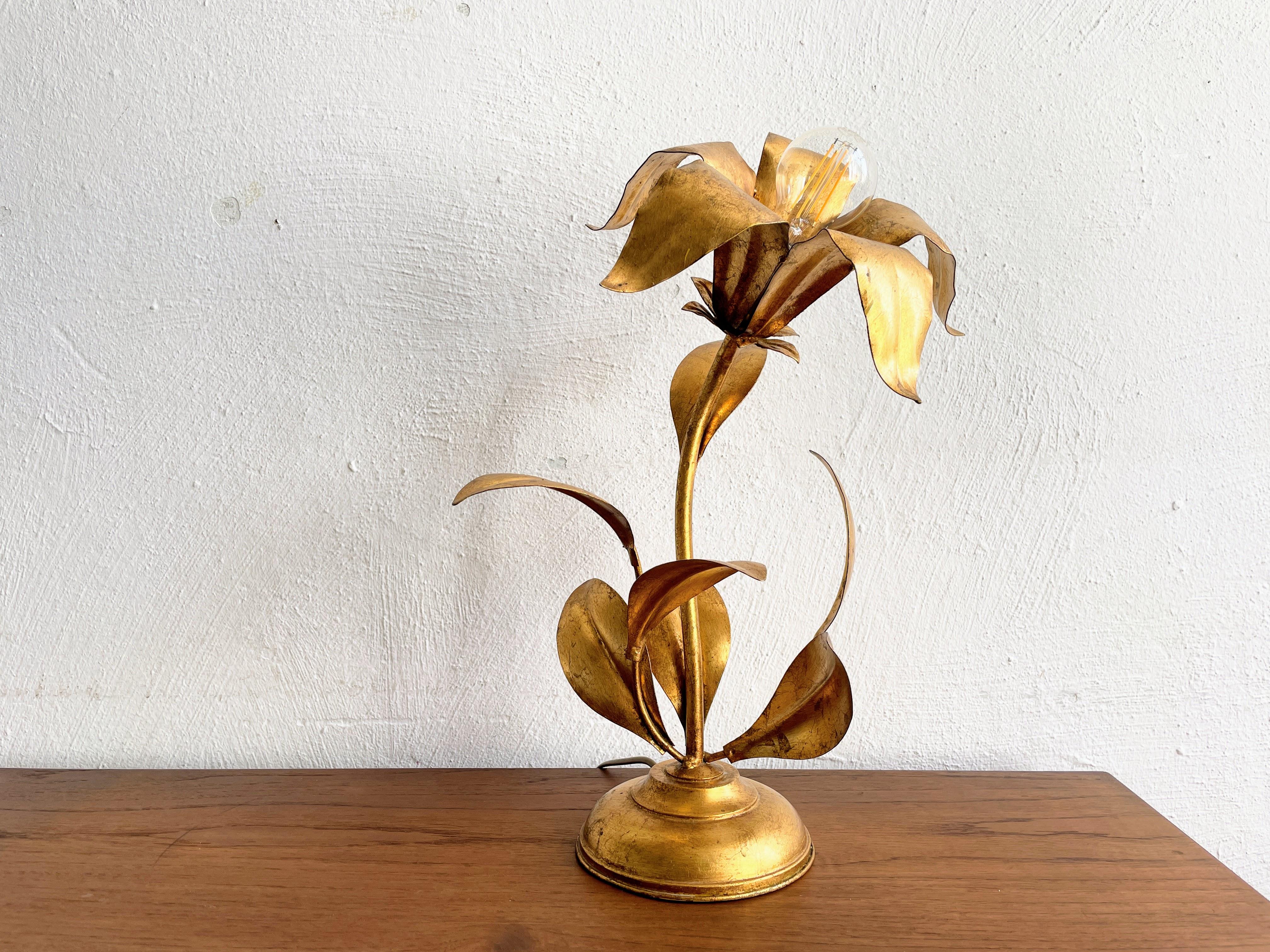 golden Hollywood Regency Style Flower-Shaped Table Lamp 

Description:
Illuminate your space with timeless elegance using our exquisite Hollywood Regency-style table lamp. Crafted in the iconic Florentine tradition, this lamp takes the form of a