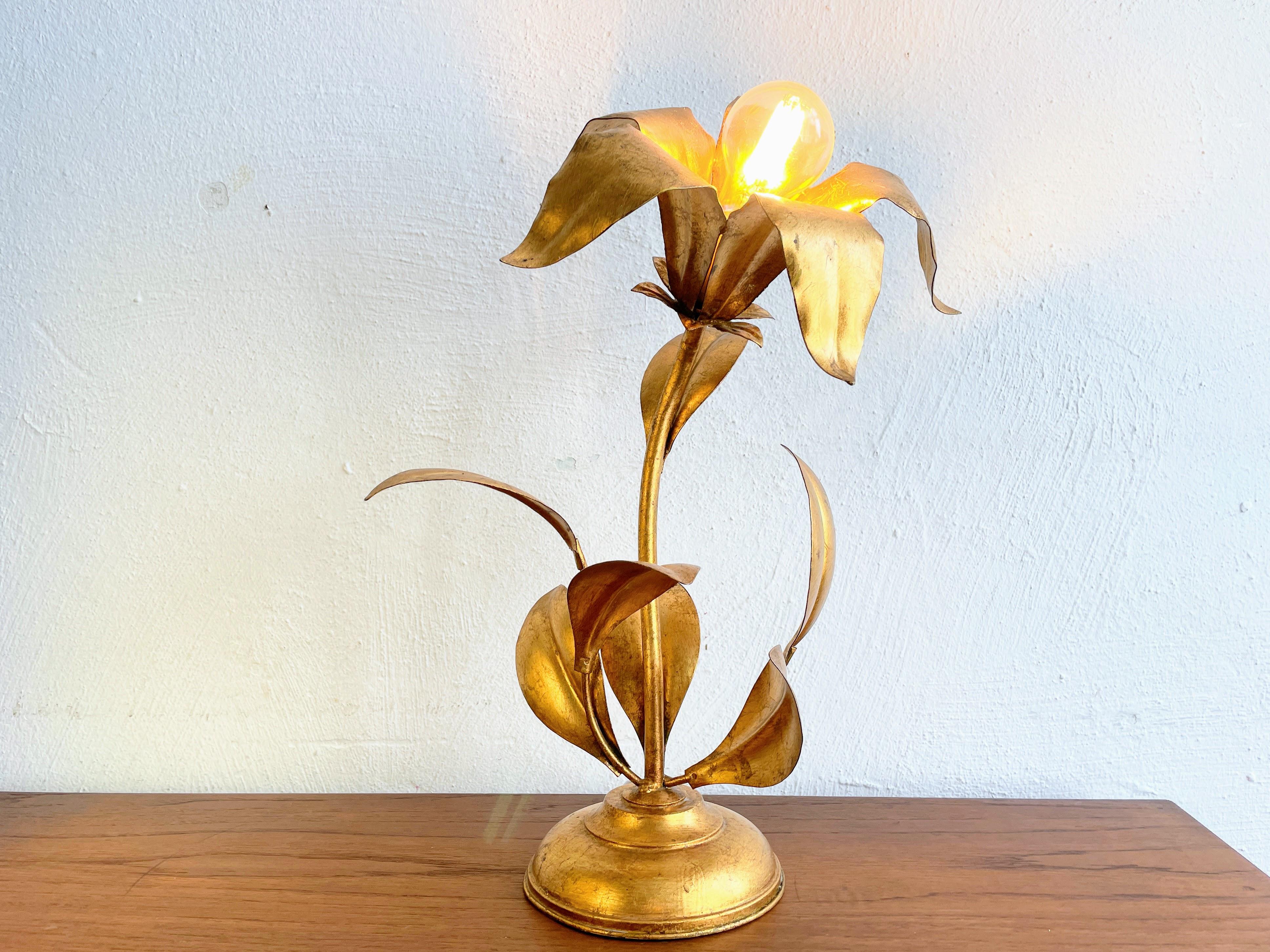 German Hollywood Regency Style Flower-Shaped Table Lamp in the style of Koegl, gold For Sale