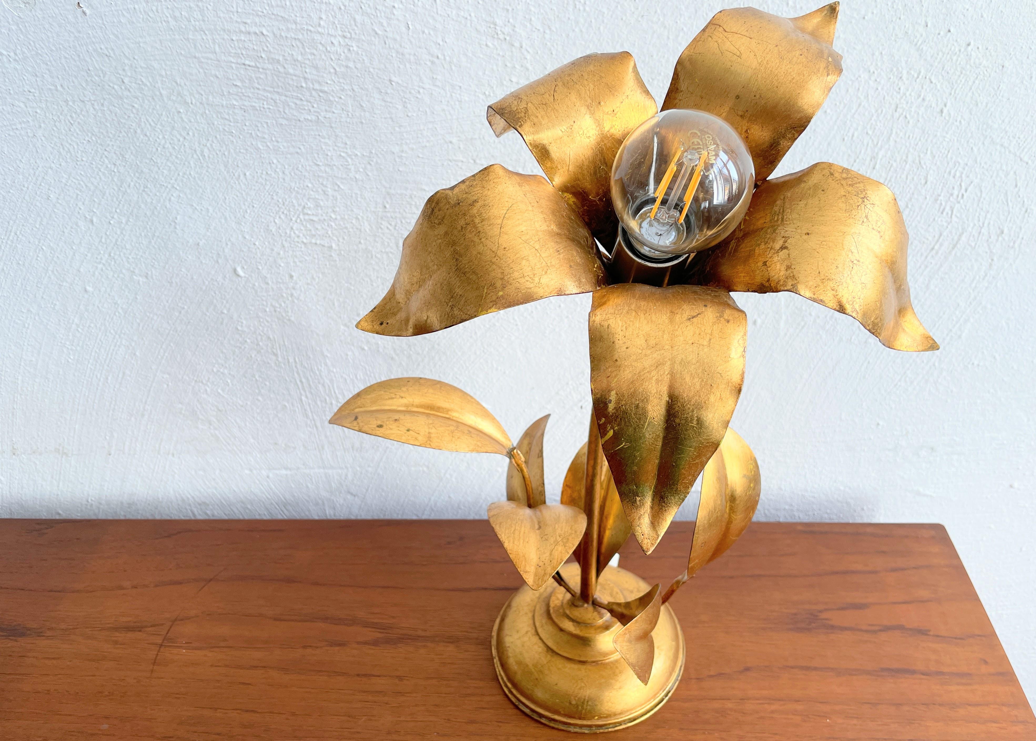 Gilt Hollywood Regency Style Flower-Shaped Table Lamp in the style of Koegl, gold For Sale