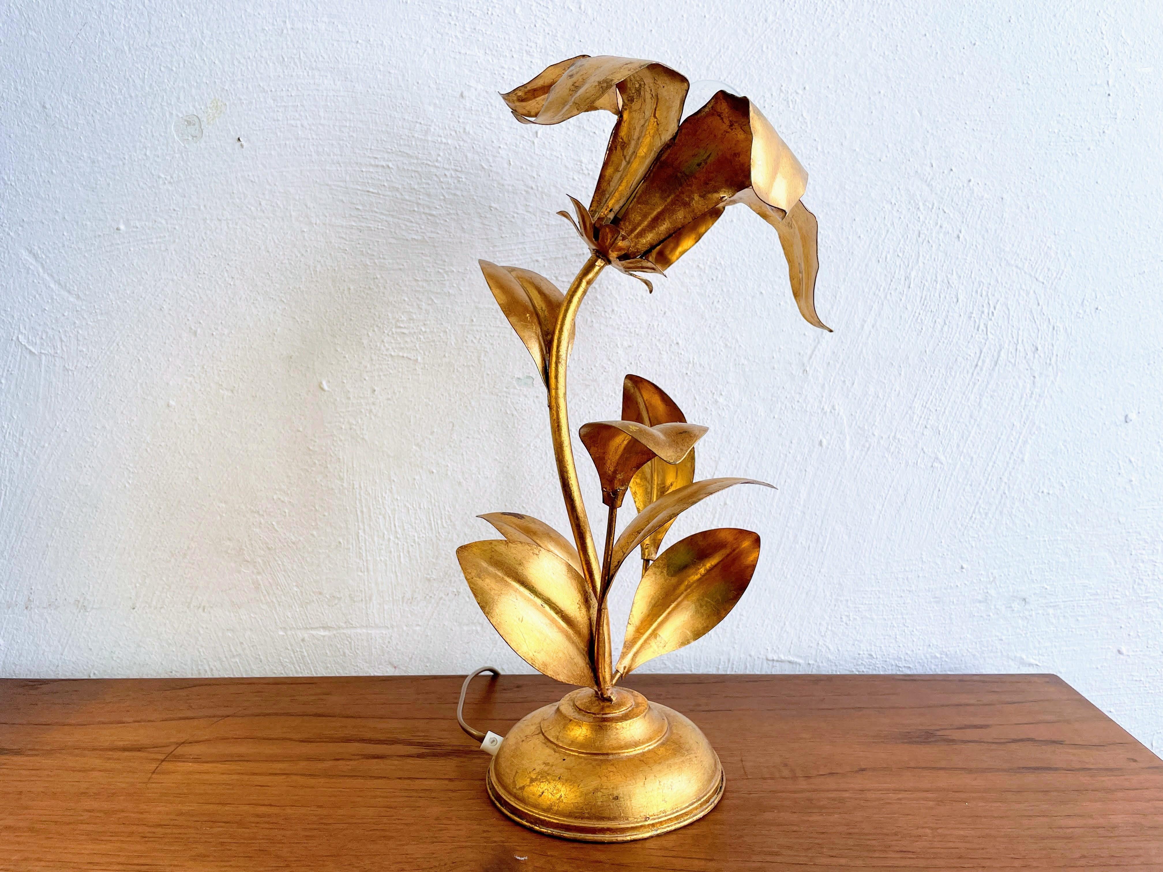 Hollywood Regency Style Flower-Shaped Table Lamp in the style of Koegl, gold In Good Condition For Sale In Hamburg, DE