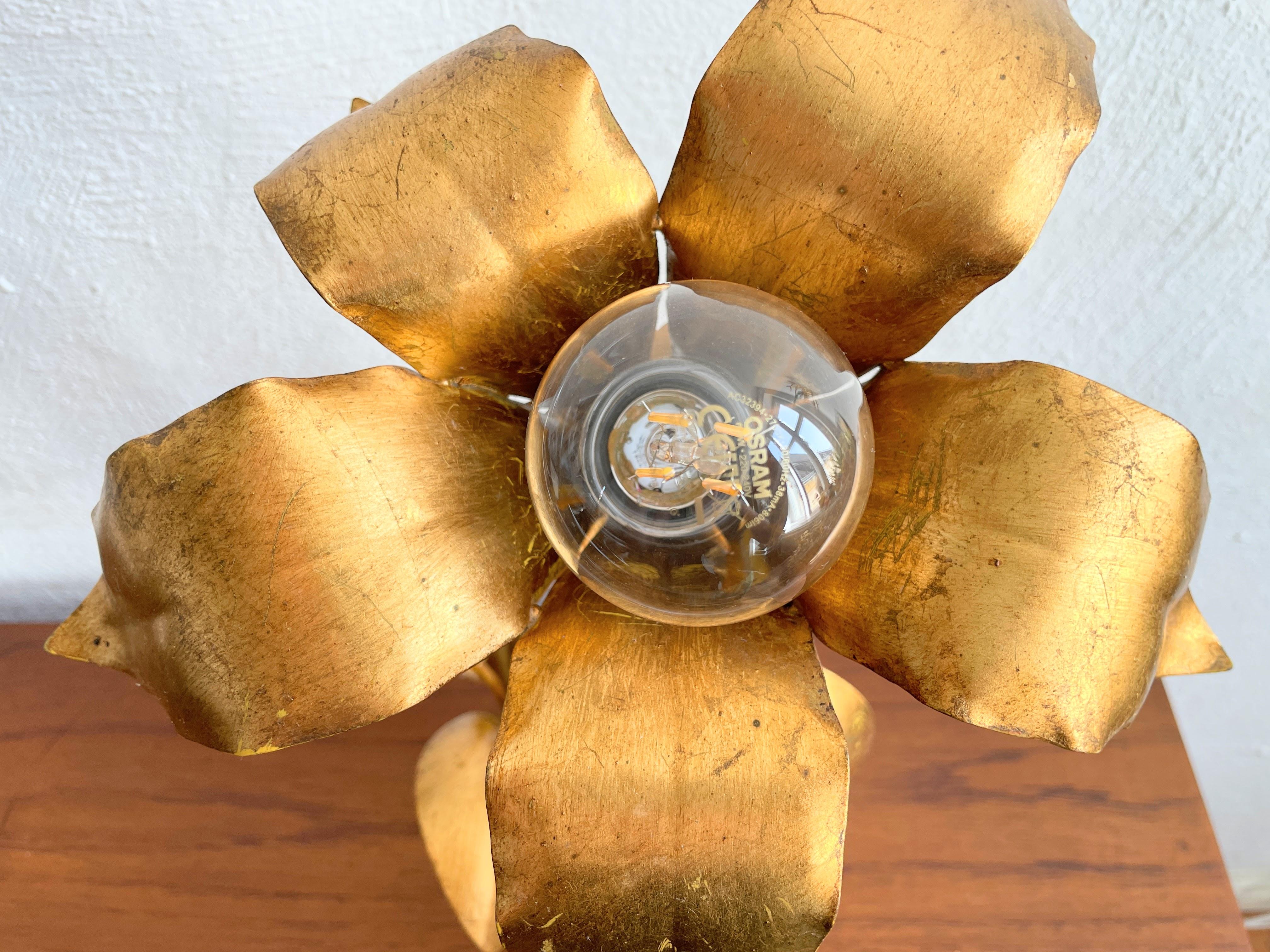 Late 20th Century Hollywood Regency Style Flower-Shaped Table Lamp in the style of Koegl, gold For Sale